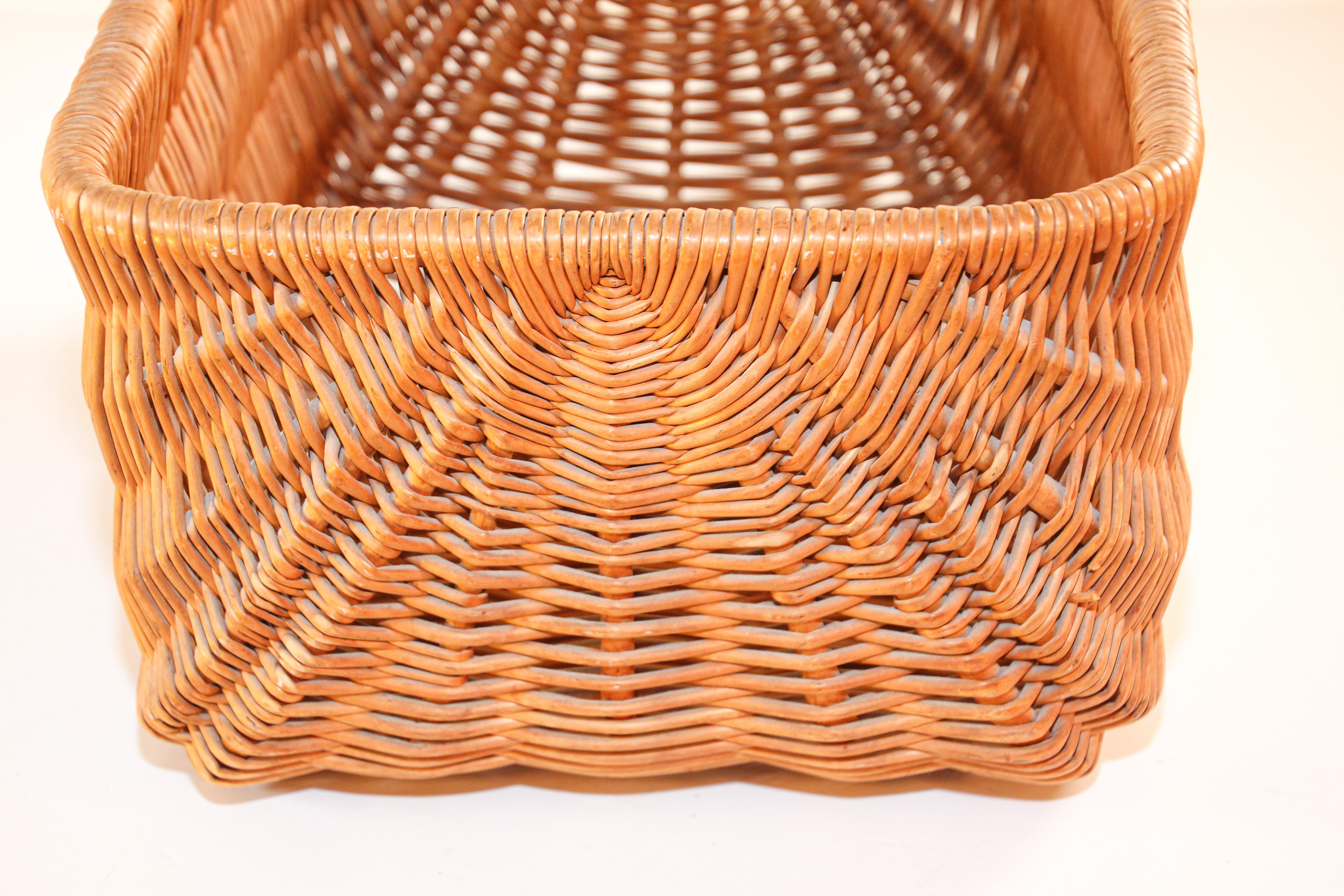 Vintage French Provincial Rattan Handled Basket, 1950 For Sale 6