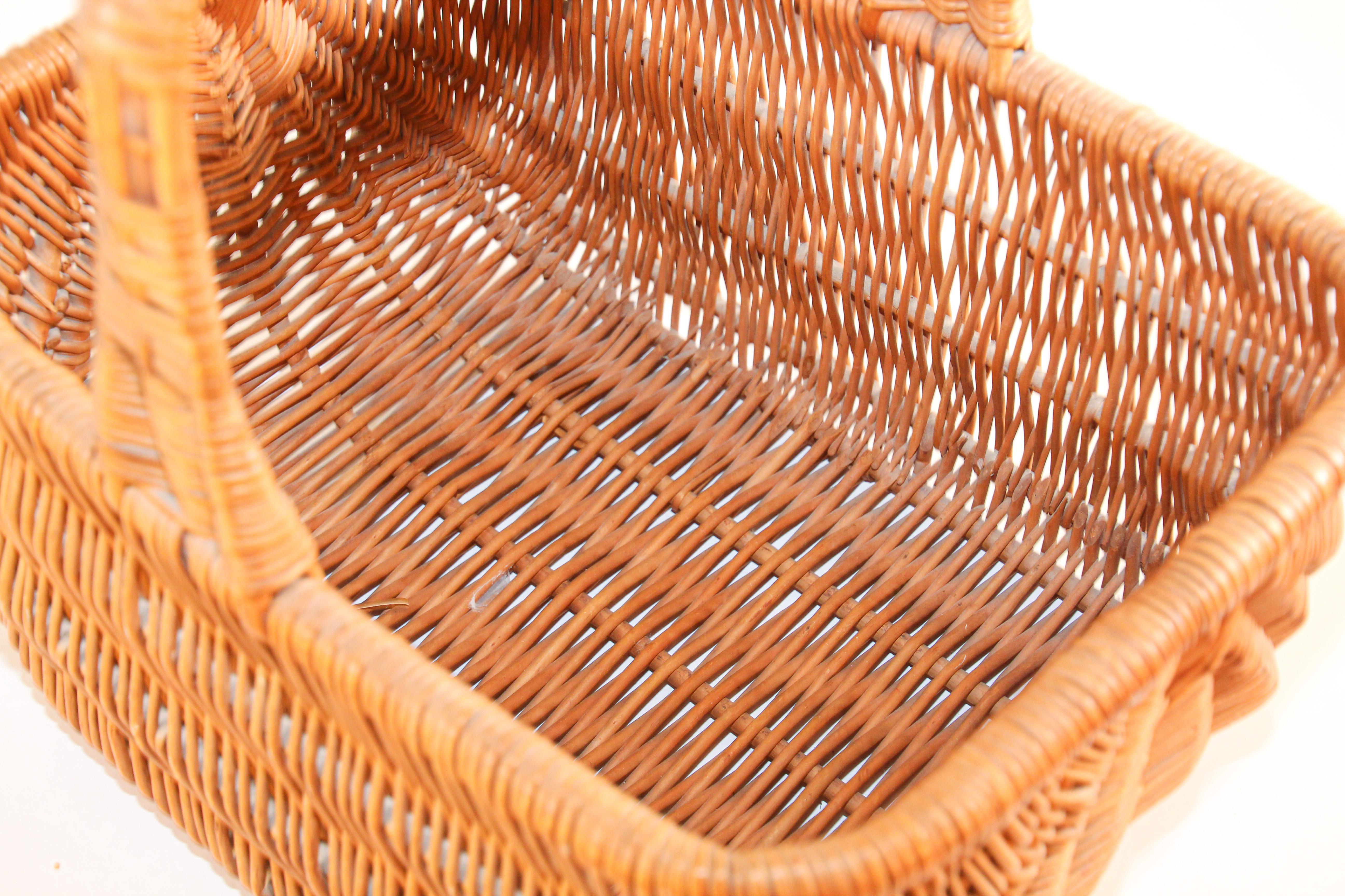 Tessuto a mano Cesto con manico in rattan francese d'epoca, 1950 in vendita