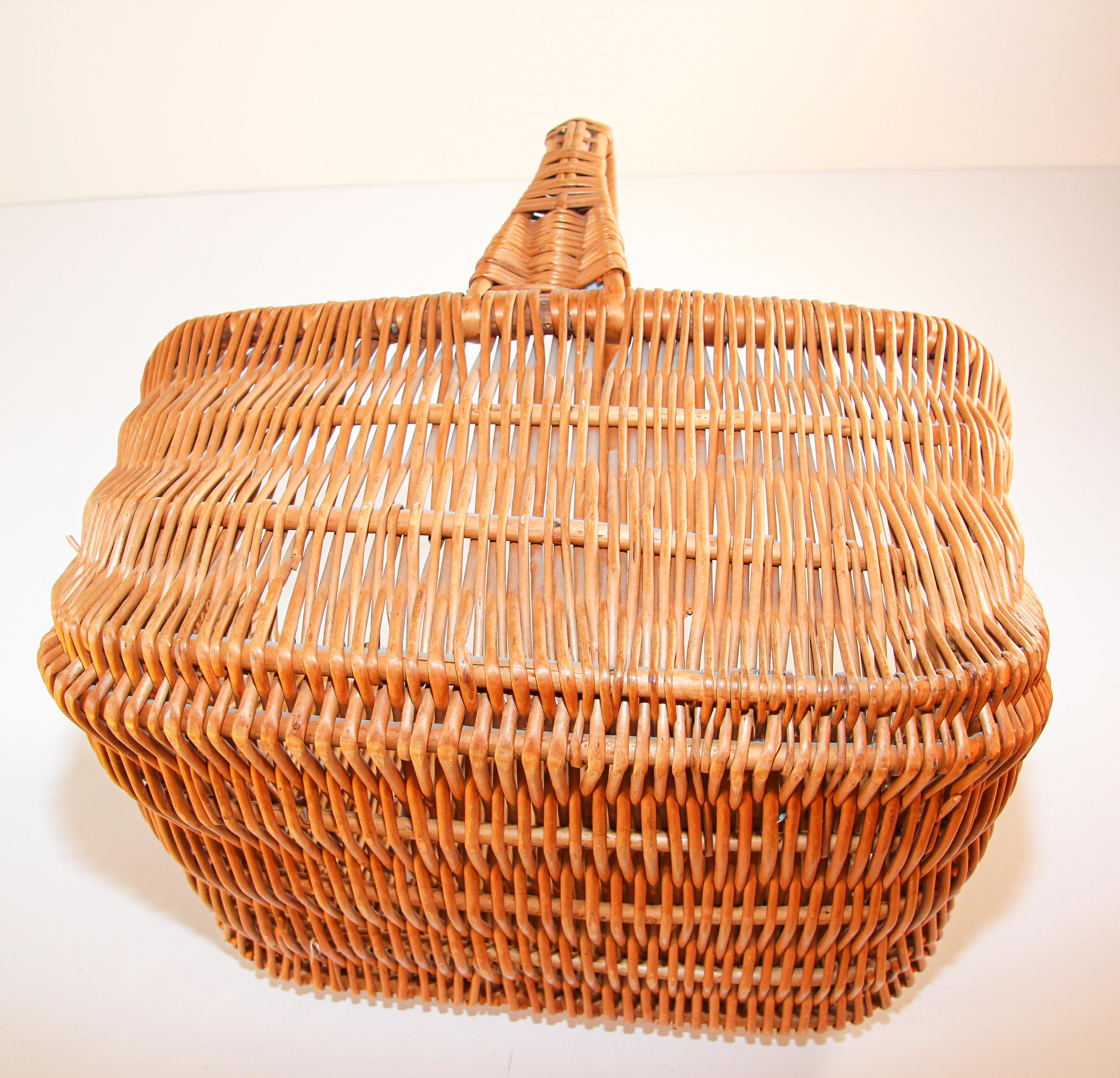 Vintage French Provincial Rattan Handled Basket, 1950 In Good Condition For Sale In North Hollywood, CA