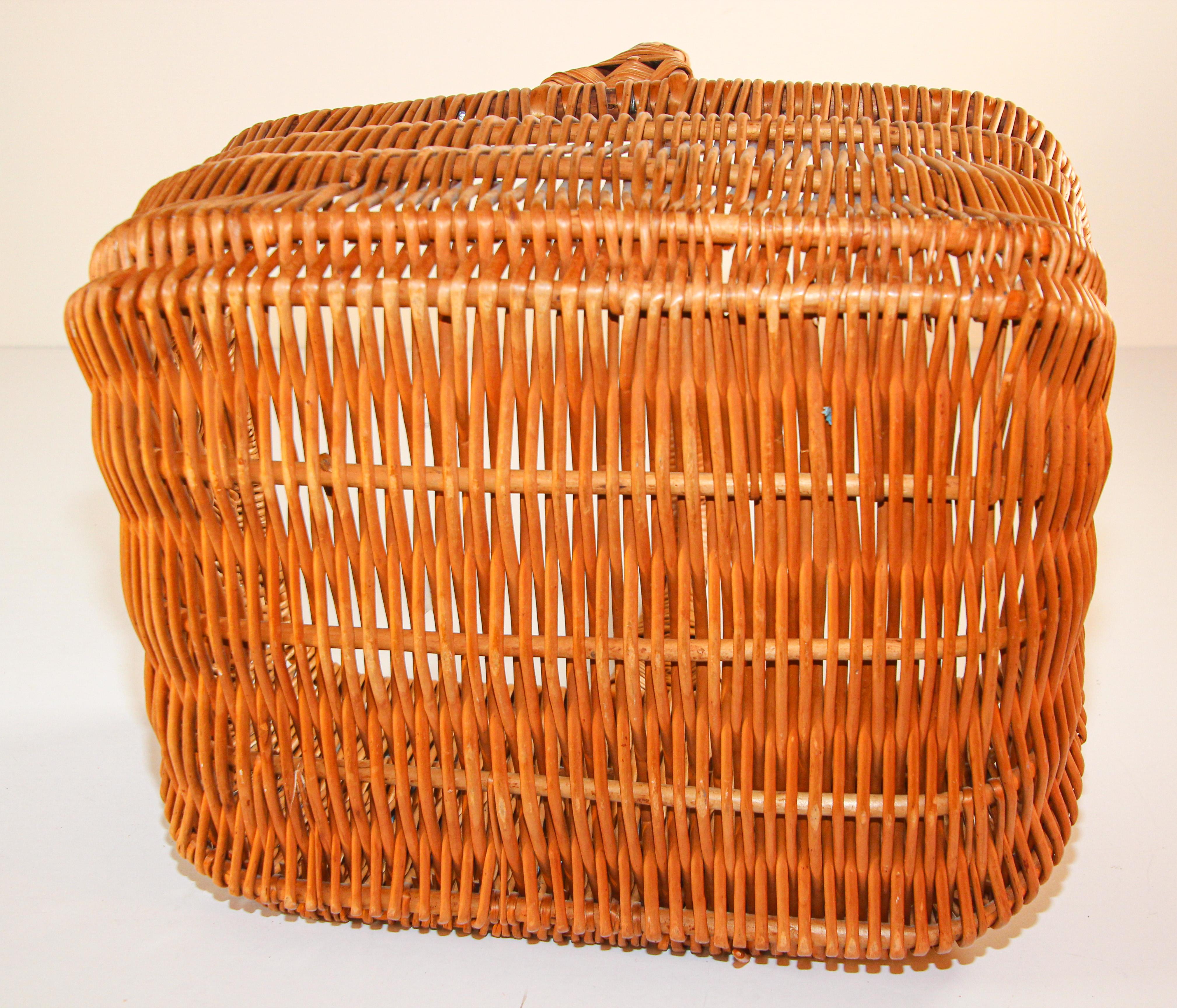 20th Century Vintage French Provincial Rattan Handled Basket, 1950 For Sale
