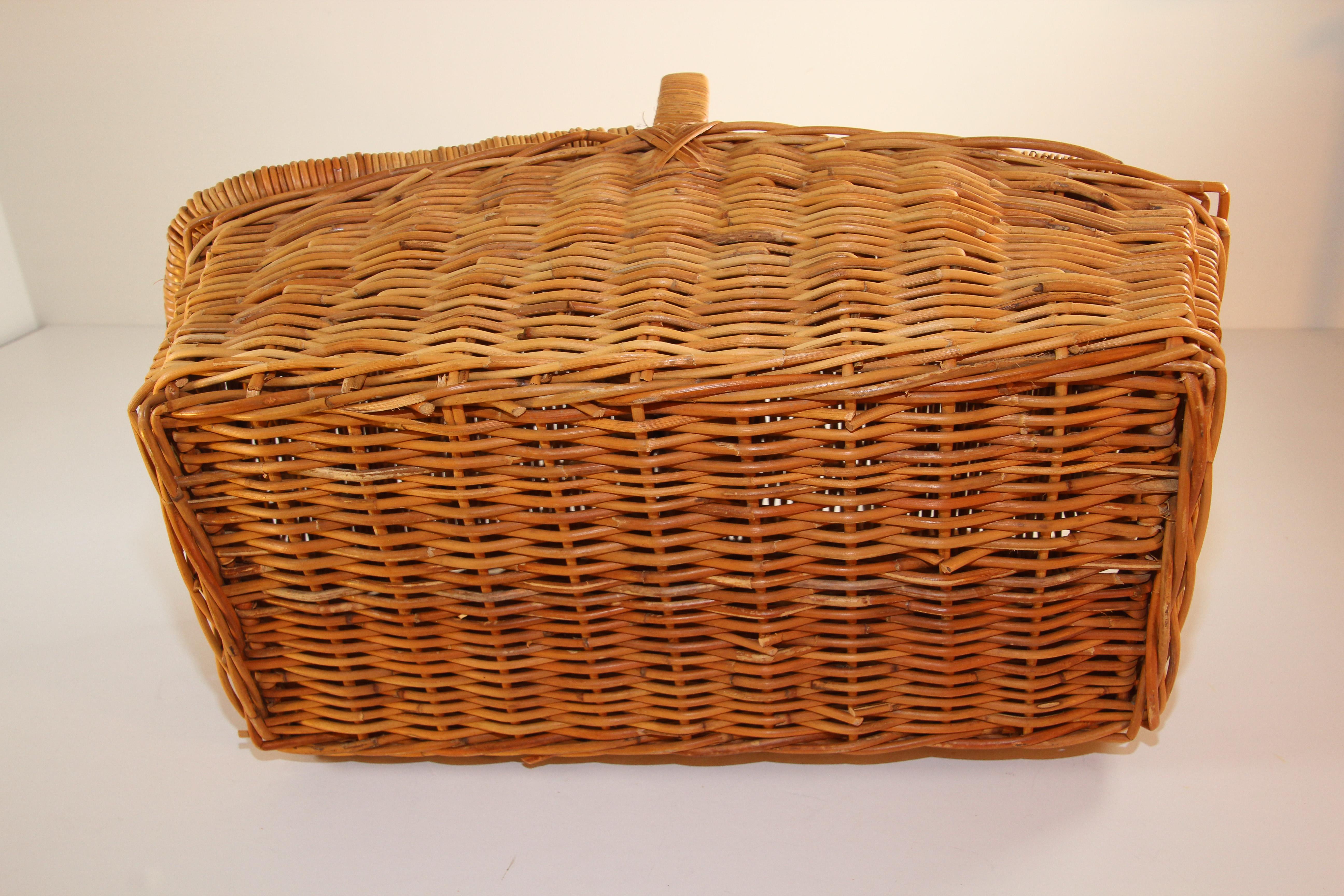 Vintage French Provincial Rattan Lidded Handled Basket For Sale 4