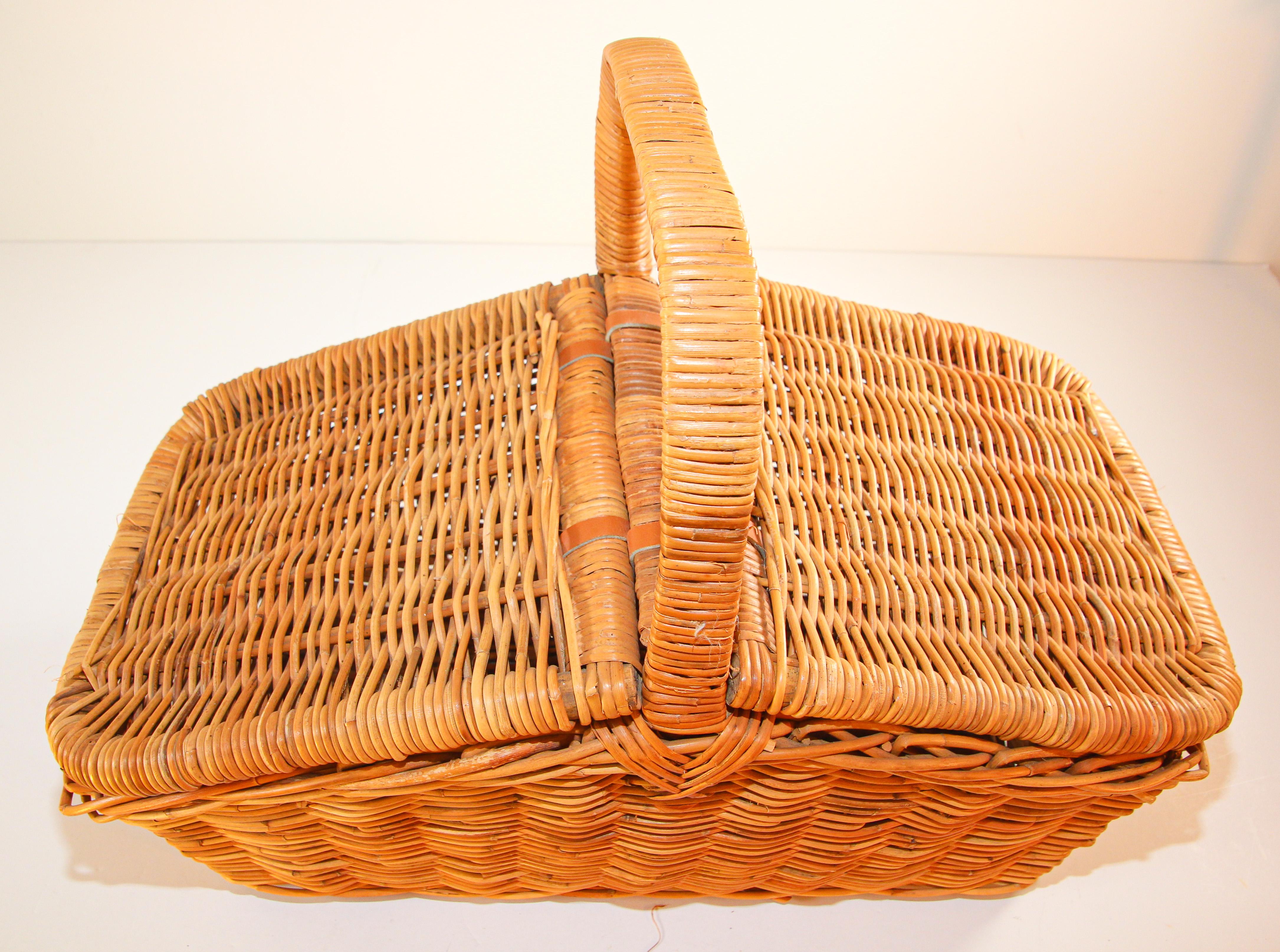 Vintage French Provincial Rattan Lidded Handled Basket For Sale 9
