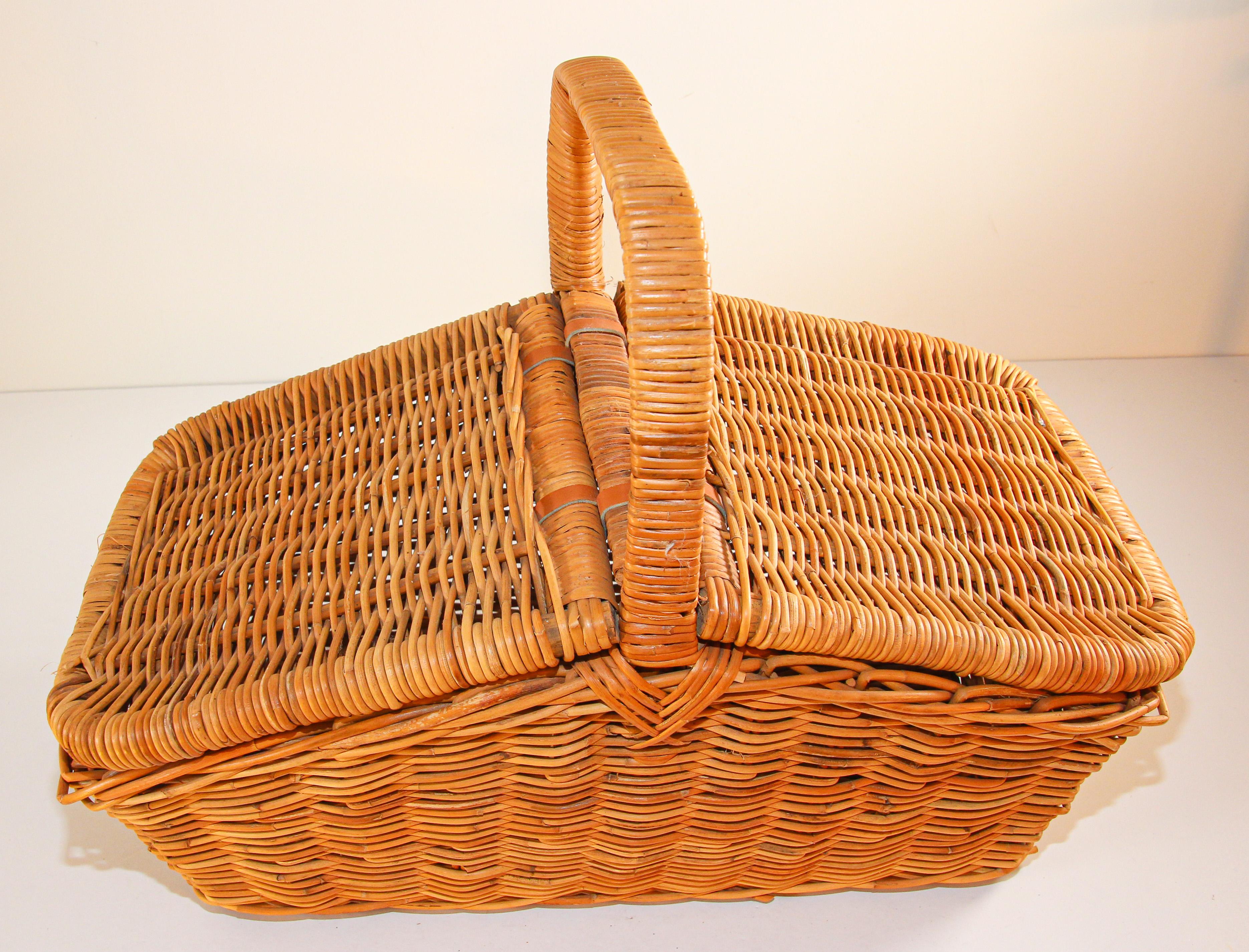 Vintage French Provincial Rattan Lidded Handled Basket For Sale 10