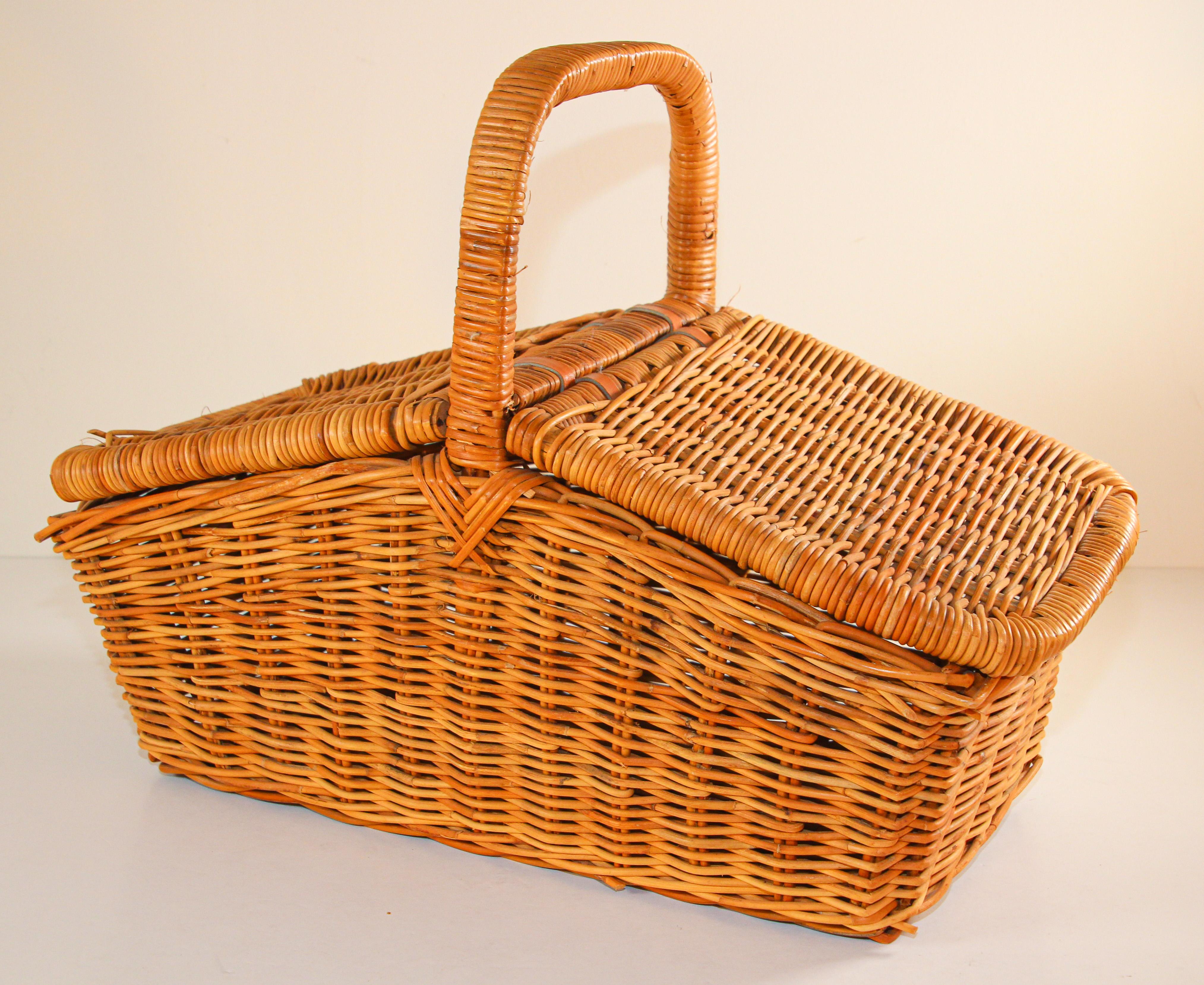 Mid-Century Modern vintage rattan picnic basket, 1980s, France.
Large Mid-Century Modern vintage French Provincial rattan lidded handled picnic basket, made out of woven rattan with two separate lids on each side to open the basket.
The picnic