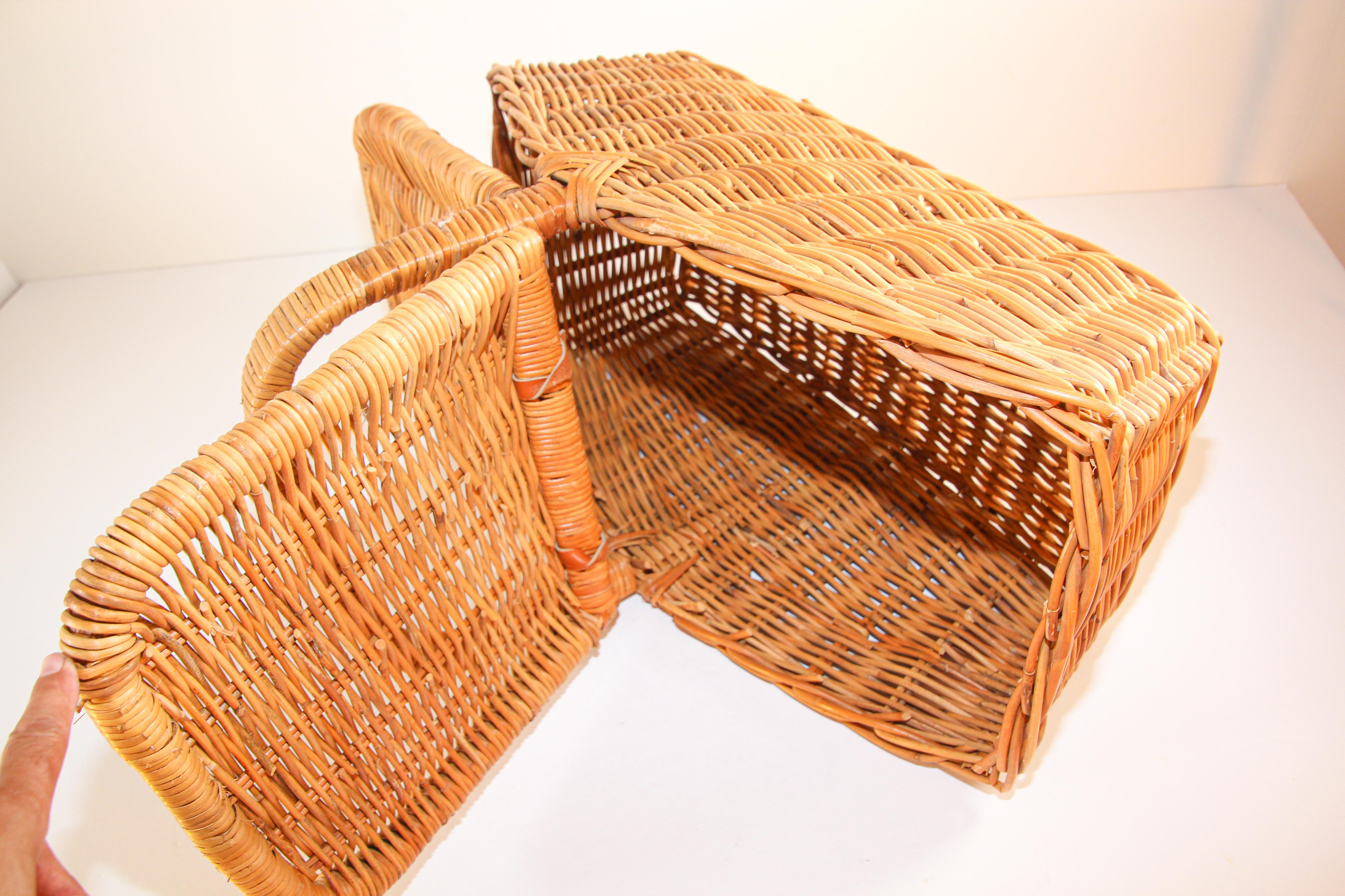 Vintage French Provincial Rattan Lidded Handled Basket In Good Condition For Sale In North Hollywood, CA