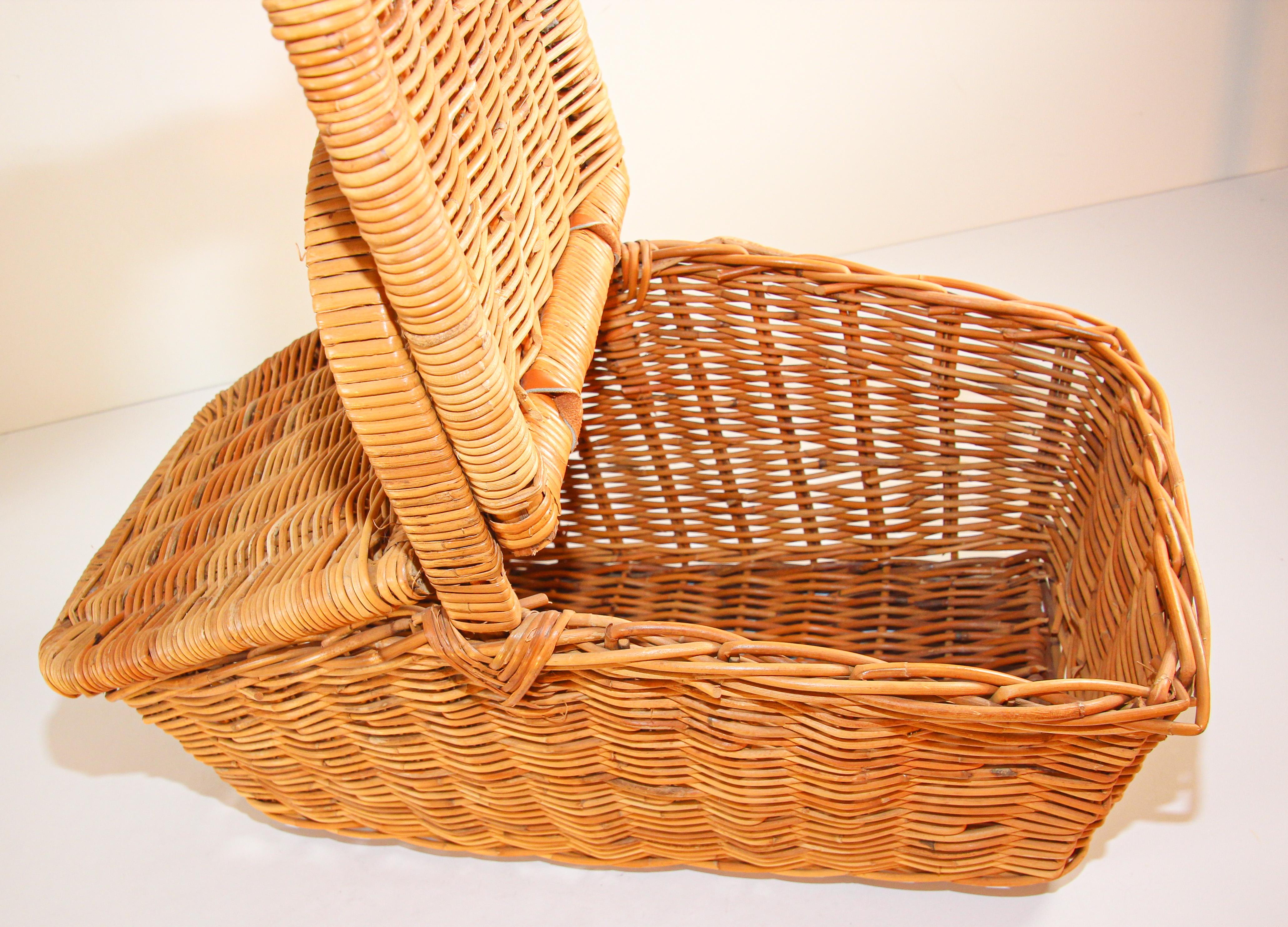 20th Century Vintage French Provincial Rattan Lidded Handled Basket For Sale