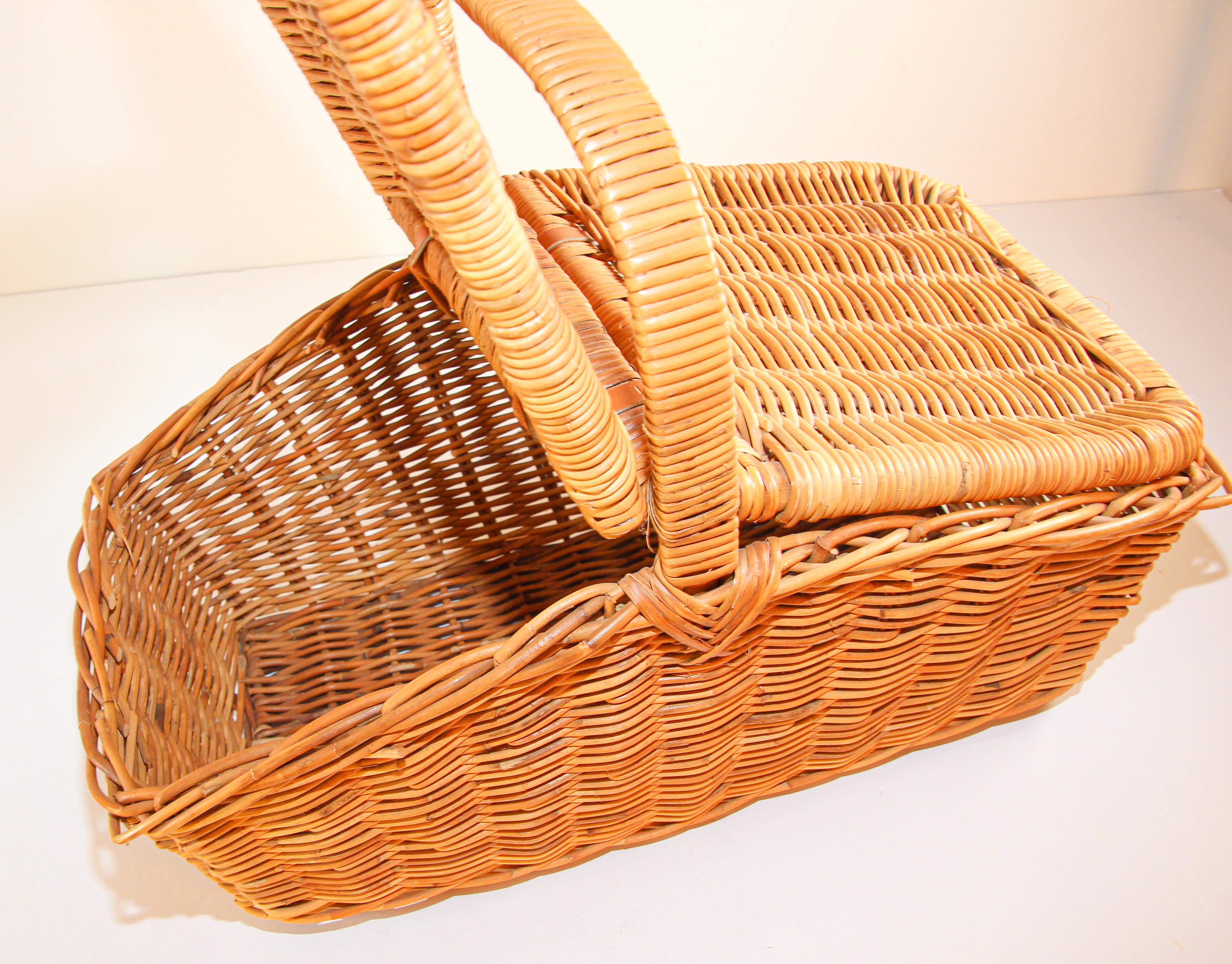 Vintage French Provincial Rattan Lidded Handled Basket For Sale 1