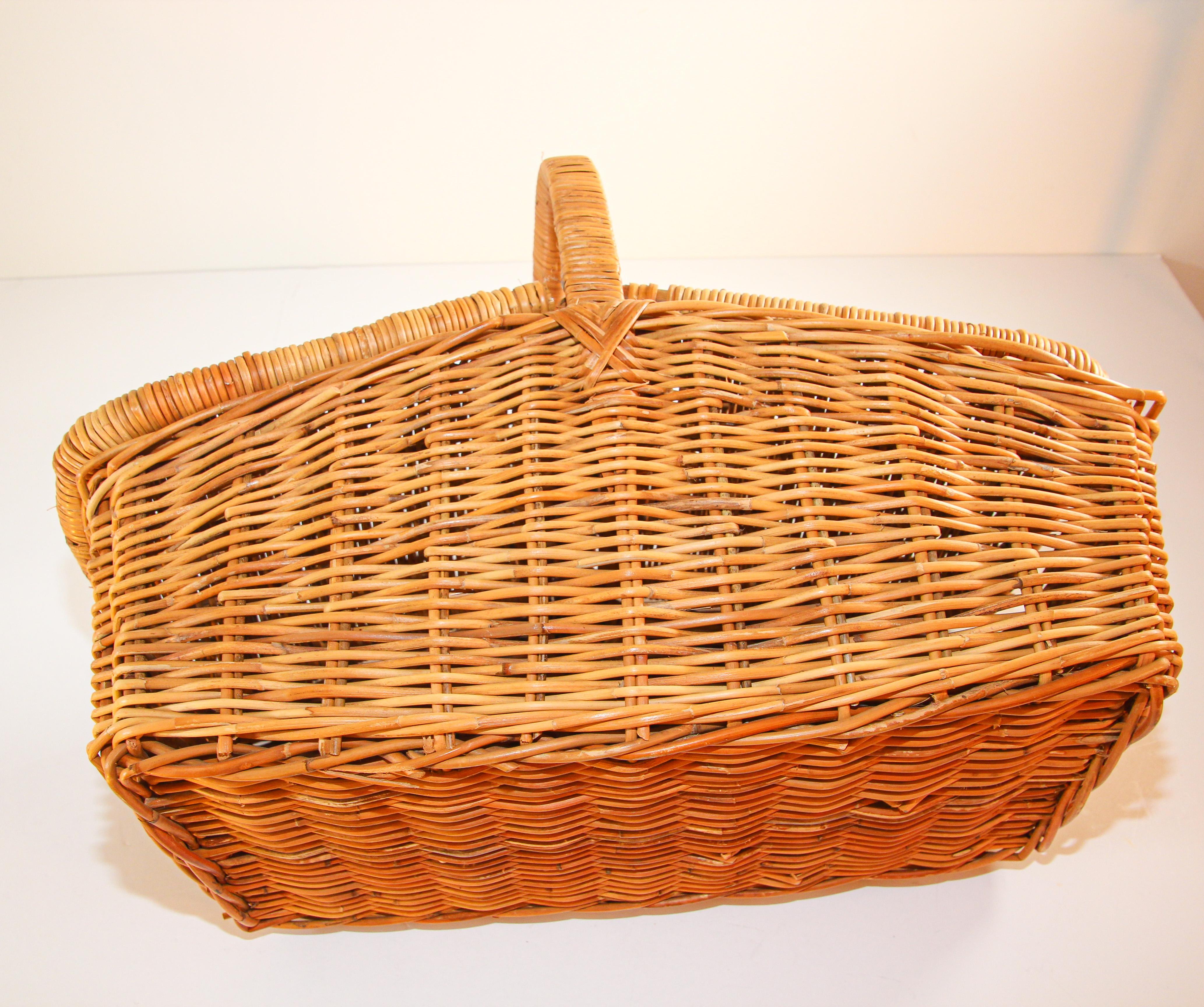 Vintage French Provincial Rattan Lidded Handled Basket For Sale 3