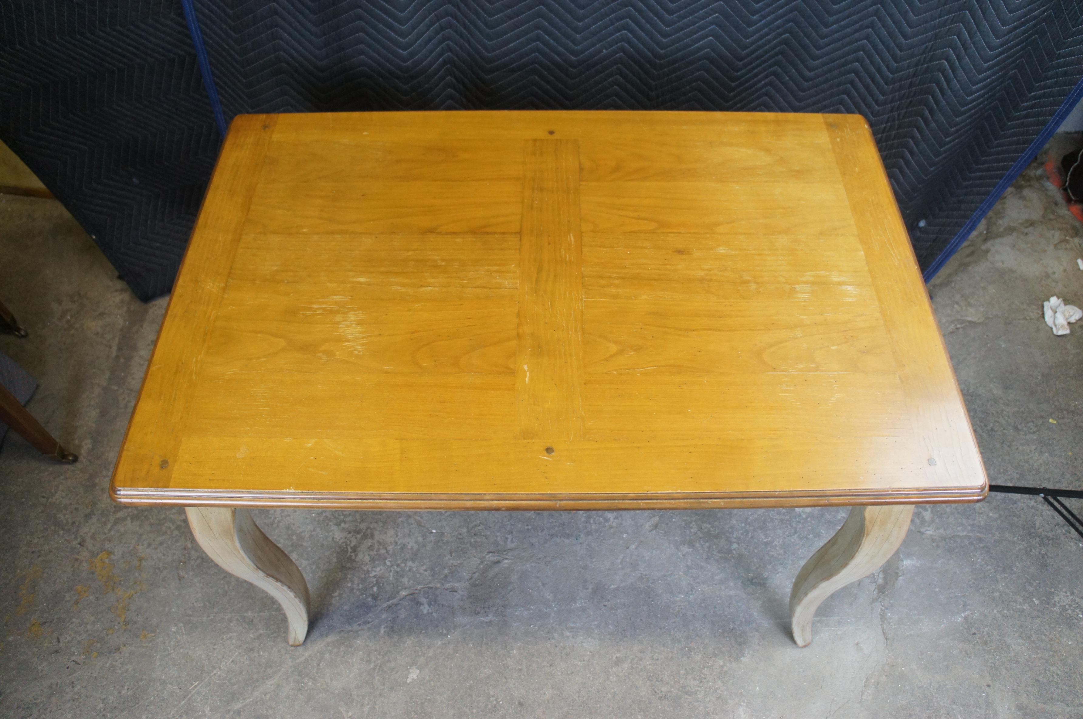 Vintage French Provincial Rectangular Walnut Farmhouse Country Dining Table In Good Condition For Sale In Dayton, OH