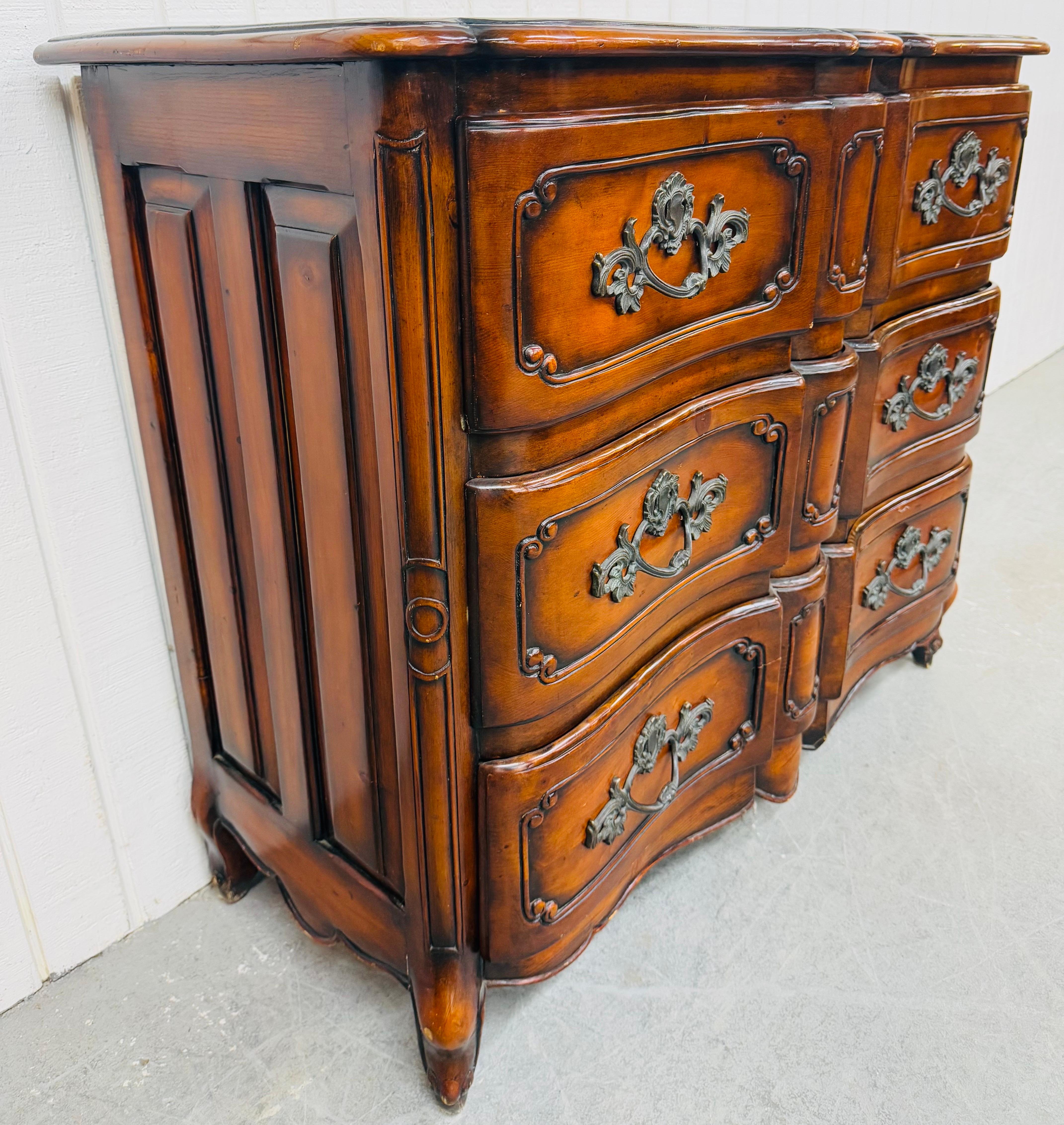 Diese Auflistung ist für eine Vintage Französisch Provincial Style 3-Schublade Bachelor Chest. Mit französischem Design, drei großen Schubladen mit Messingbeschlägen, französischen Beinen und einer schönen Kiefernholzoberfläche. Dies ist eine
