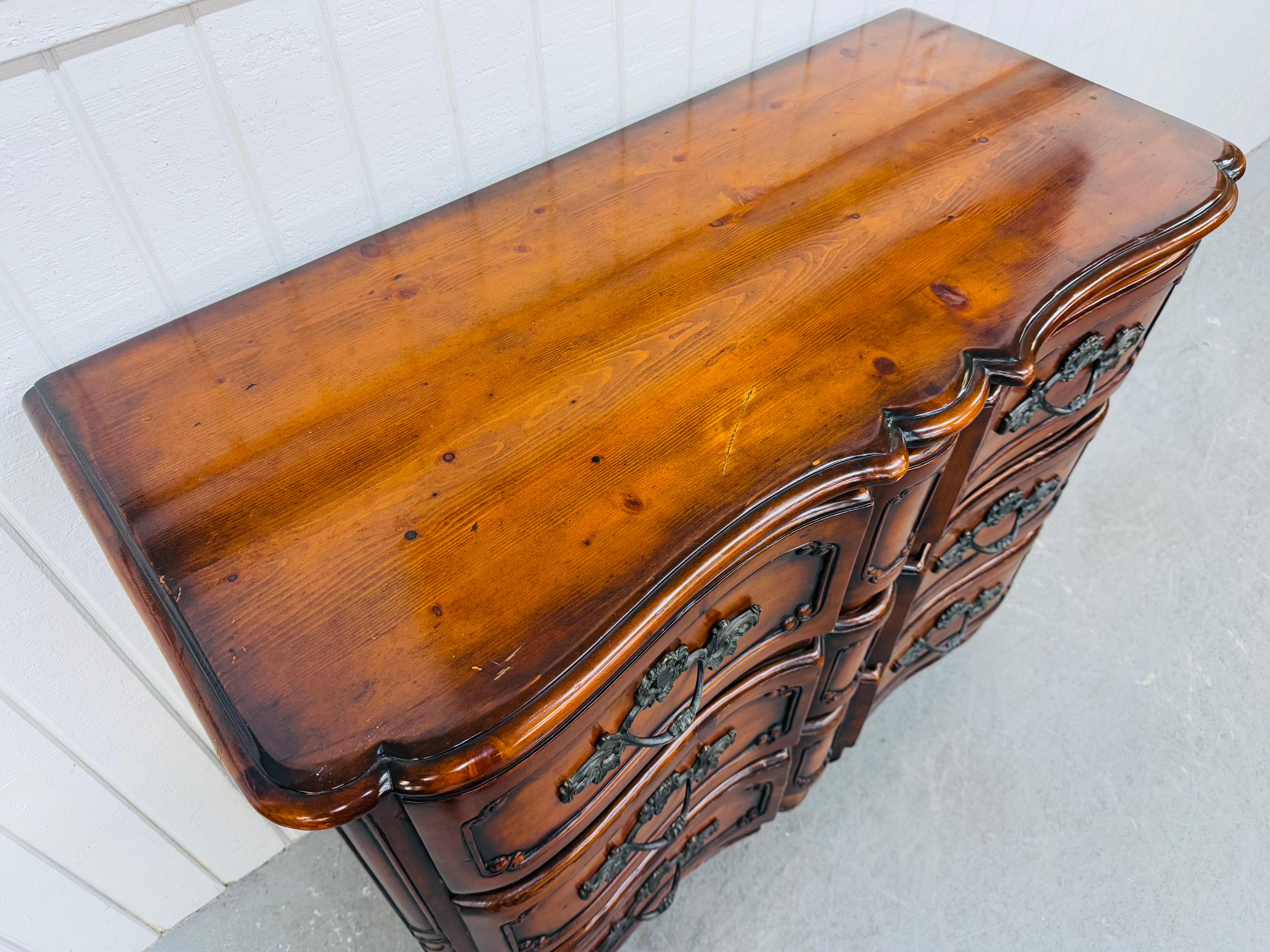 Vintage French Provincial Style 3-Schublade Bachelor Chest (amerikanisch) im Angebot