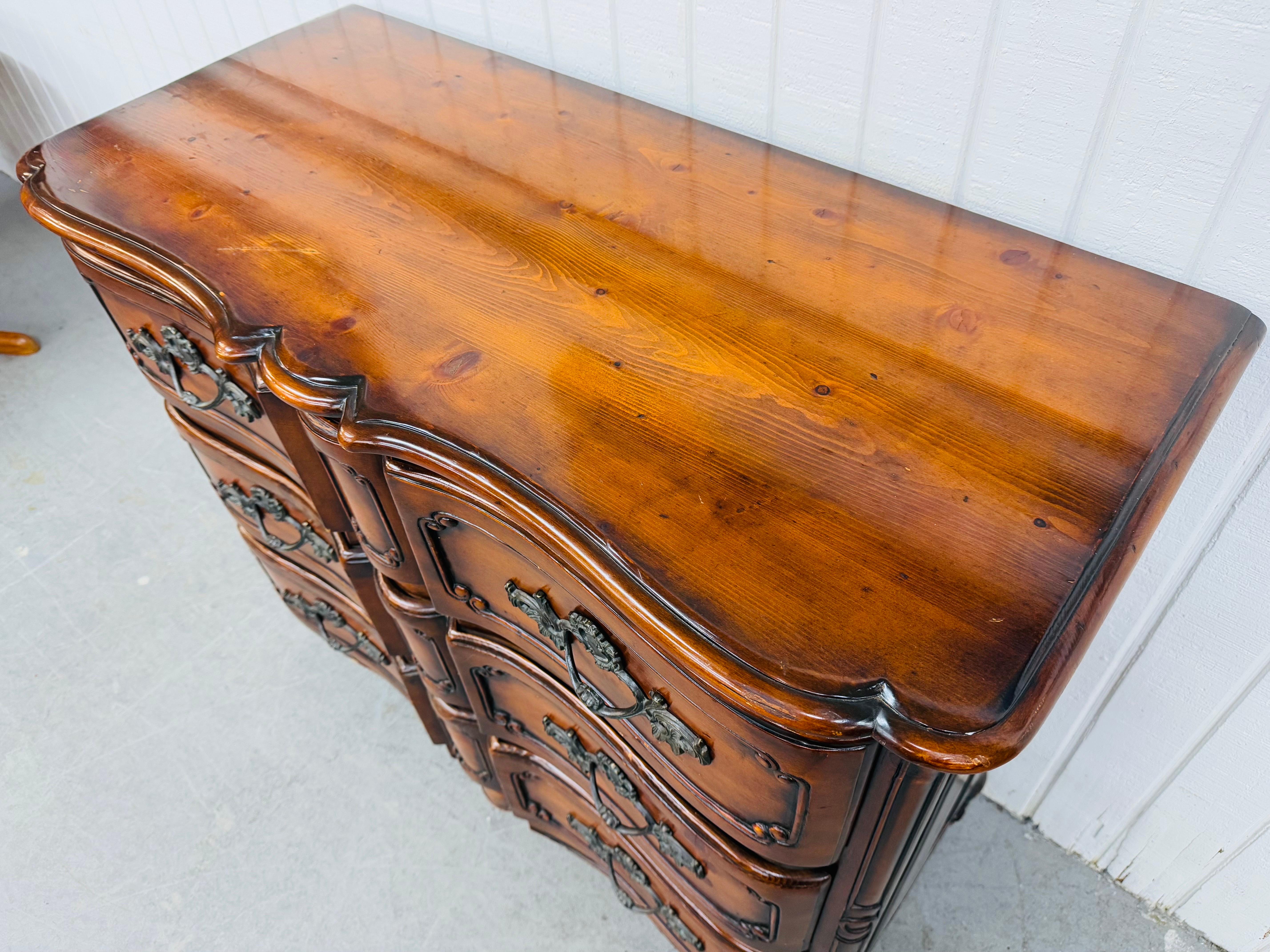 Vintage French Provincial Style 3-Schublade Bachelor Chest (20. Jahrhundert) im Angebot