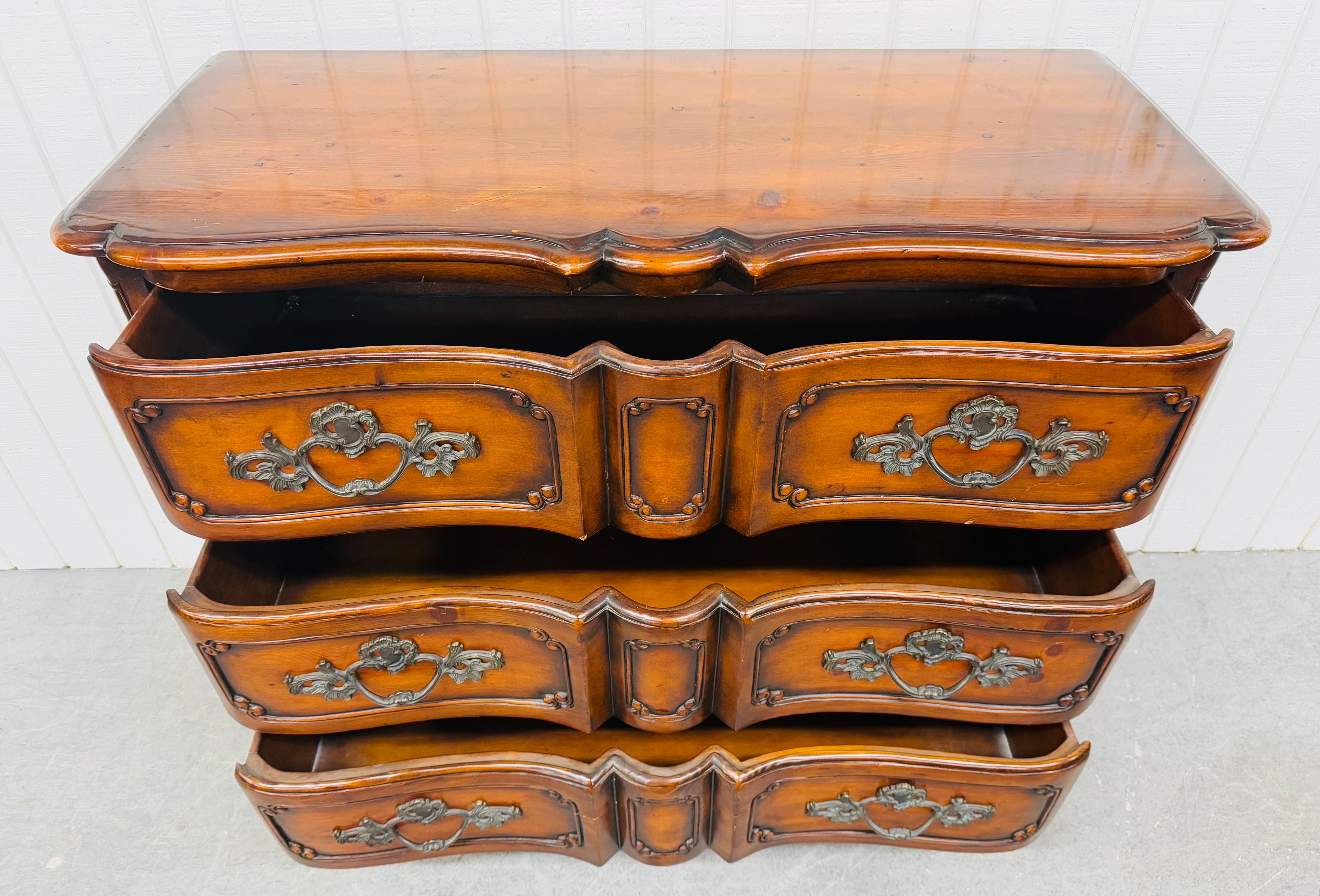 Vintage French Provincial Style 3-Schublade Bachelor Chest (Messing) im Angebot