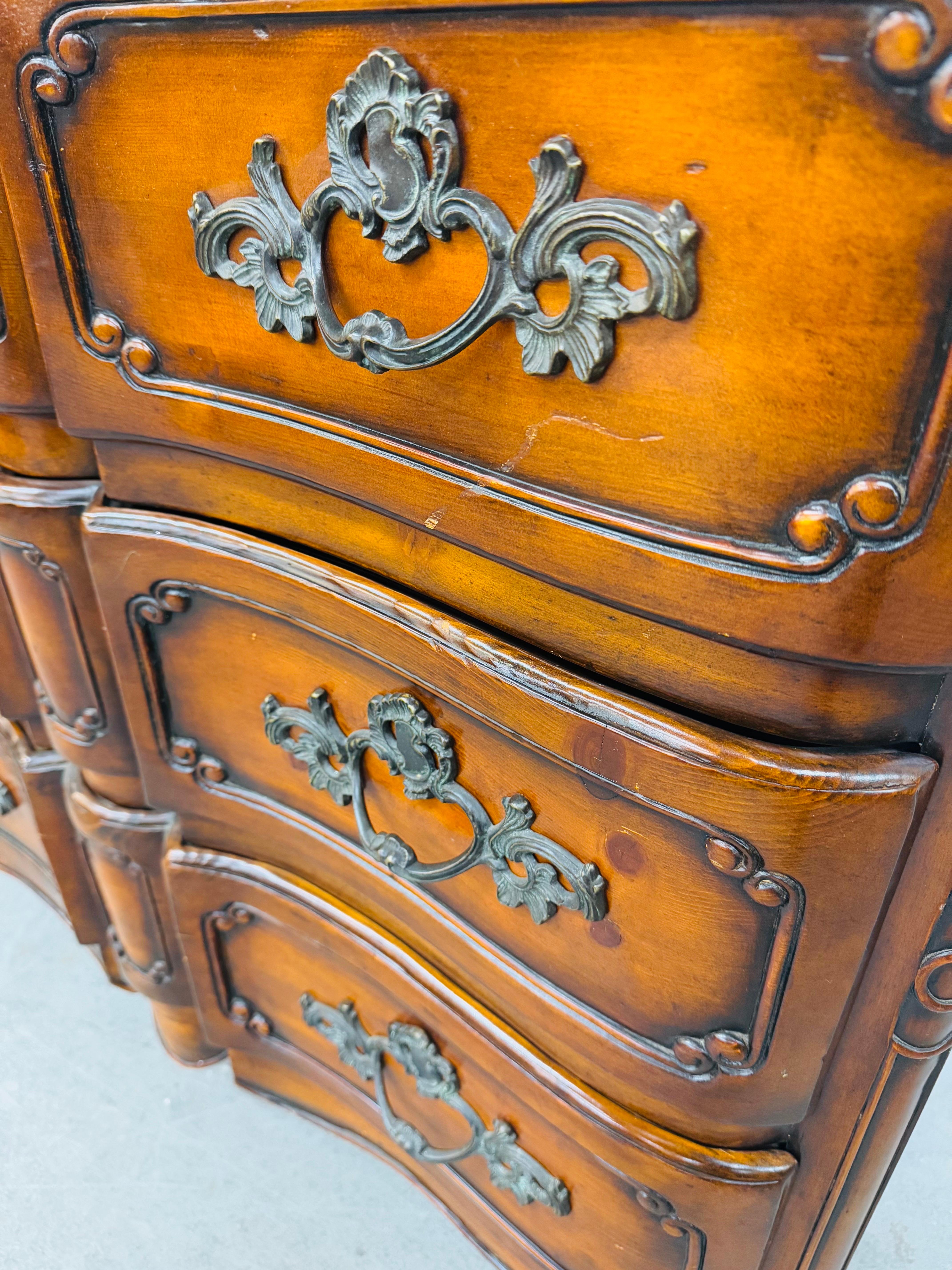 Vintage French Provincial Style 3-Schublade Bachelor Chest im Angebot 1