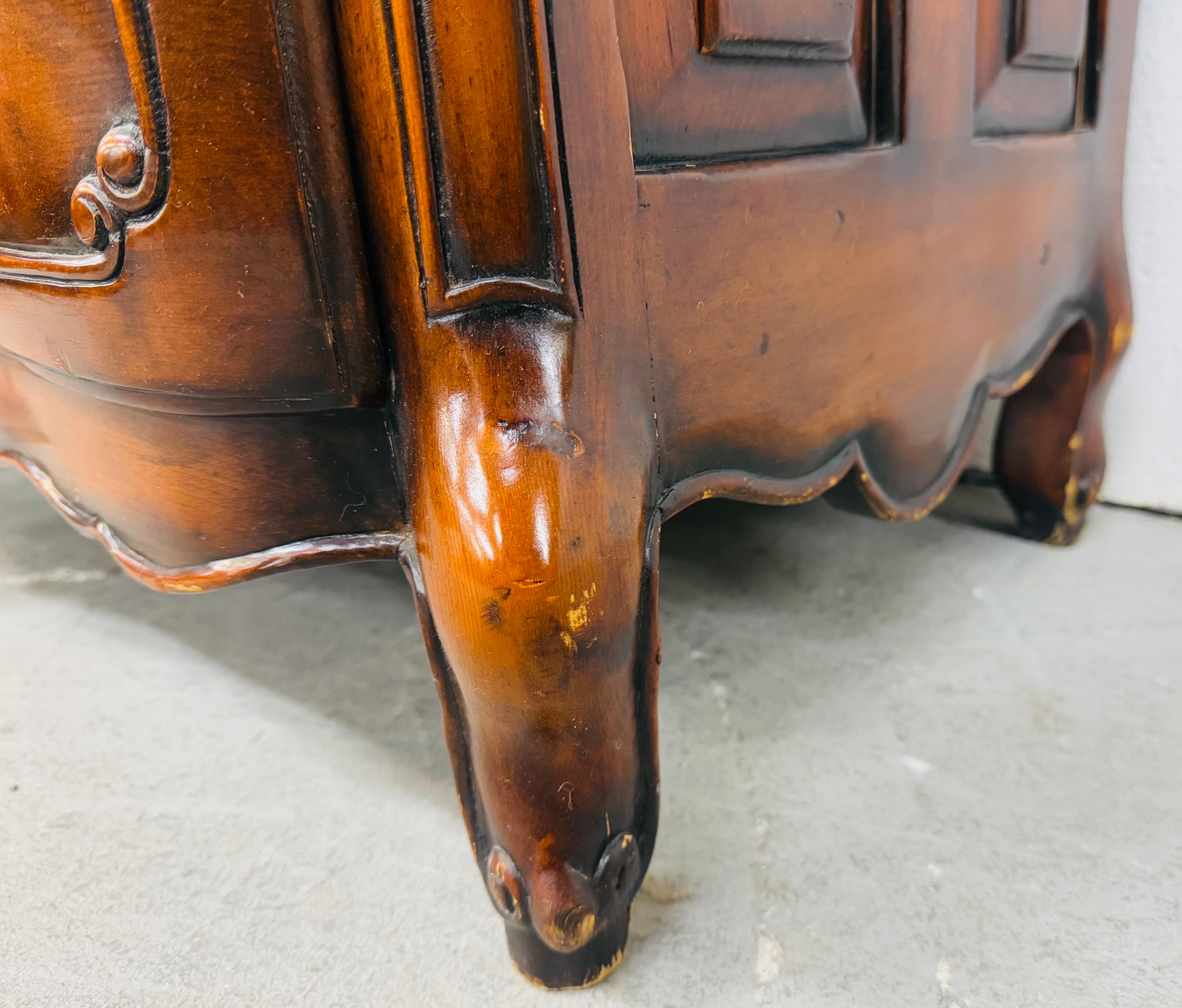 Vintage French Provincial Style 3-Schublade Bachelor Chest im Angebot 2