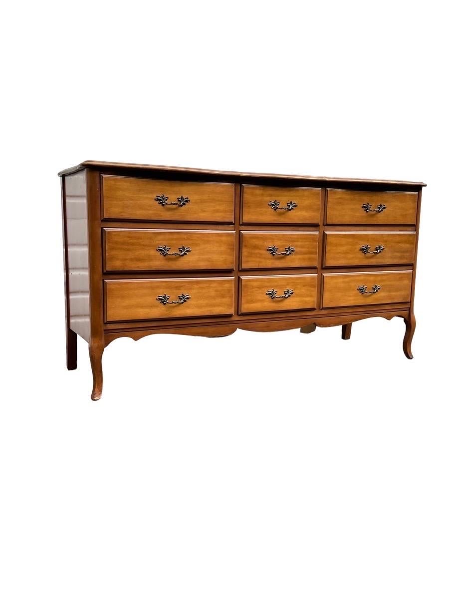 Vintage French Provincial Style 9 Drawer Dresser Cabinet Dovetail Drawers  In Good Condition In Seattle, WA