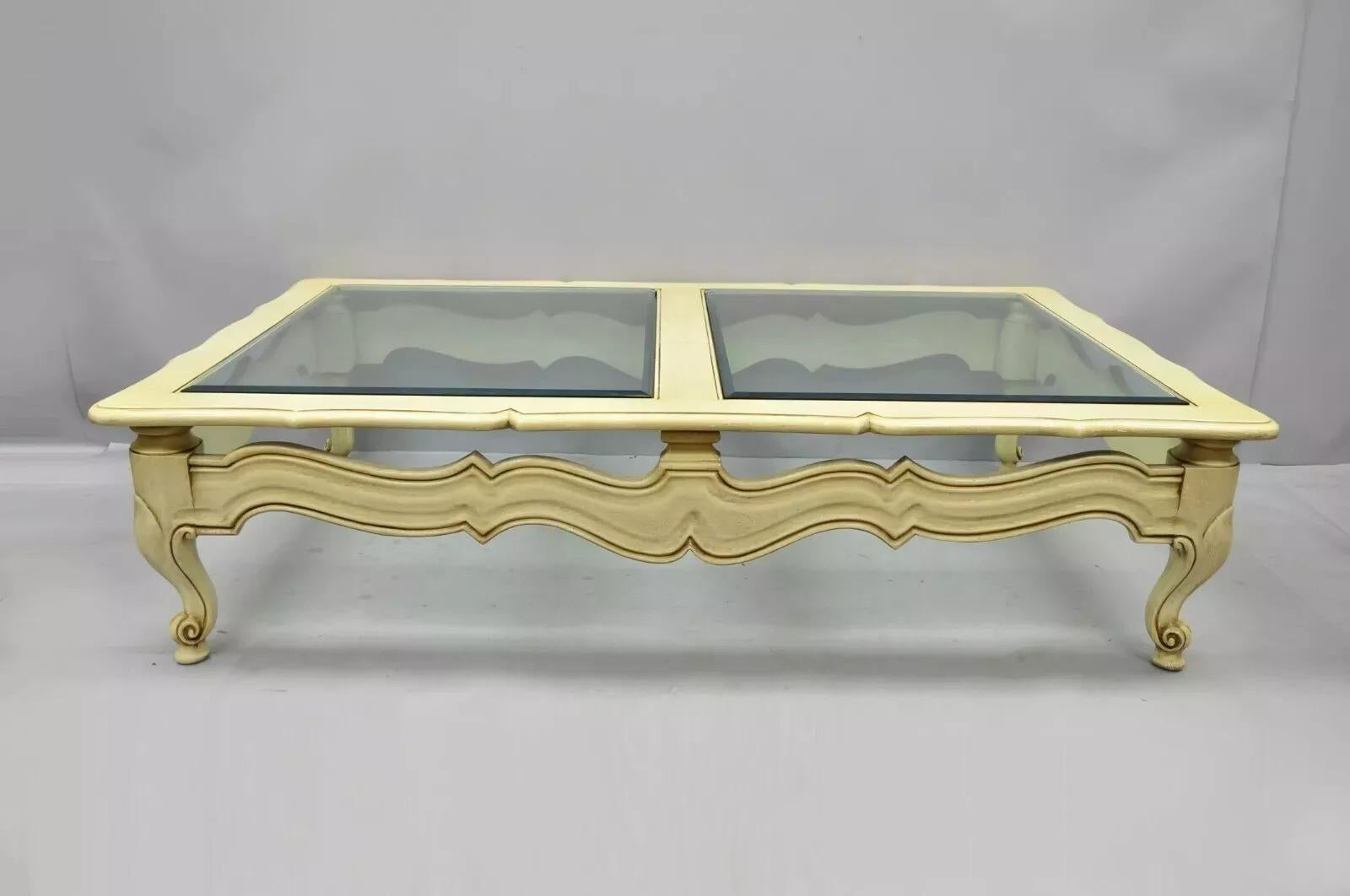 Tavolino da caffè grande in stile provinciale francese vintage con vetro smussato dipinto a crema. L'articolo ha dimensioni impressionanti, (2) piani in vetro smussato, base intagliata, struttura in legno massiccio, gambe a cabriola, grande stile e
