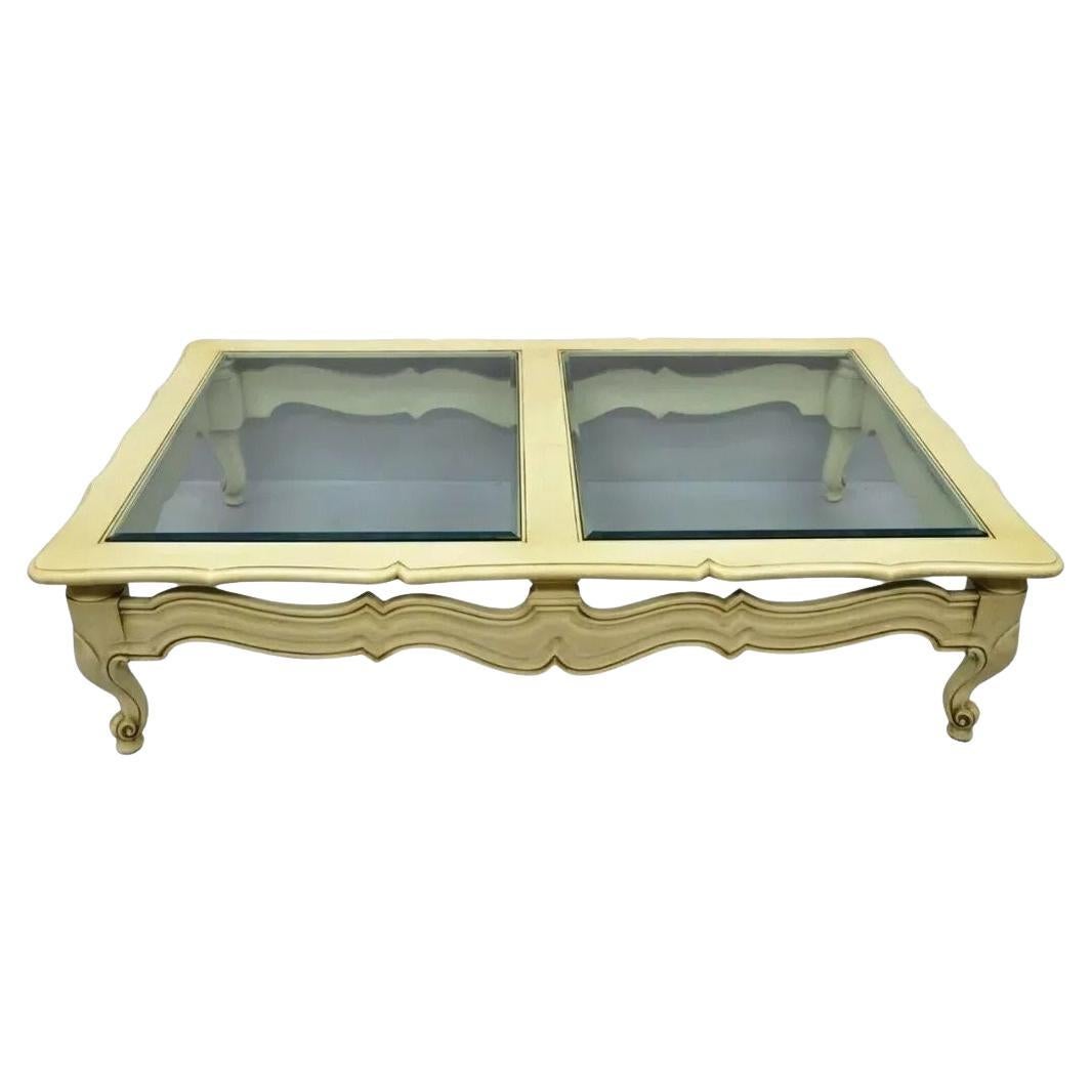Grande table basse vintage de style provincial français en verre biseauté peint en crème