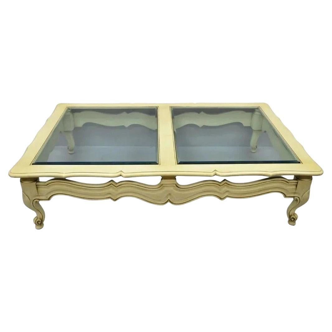Mesa de centro grande vintage de estilo provincial francés con cristal biselado pintado en crema en venta