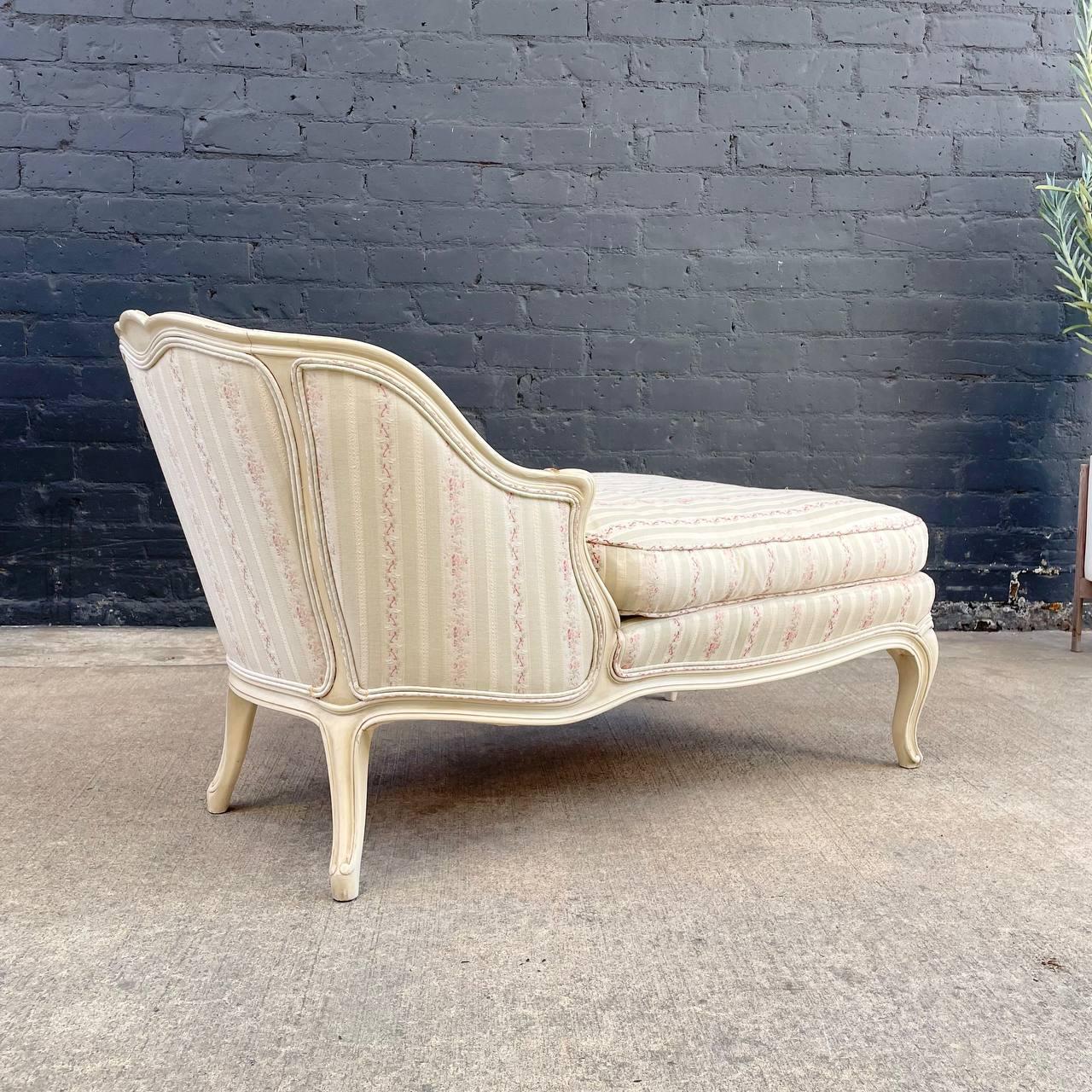 Vintage French Provincial Style Chaise Lounge Chair In Good Condition For Sale In Los Angeles, CA