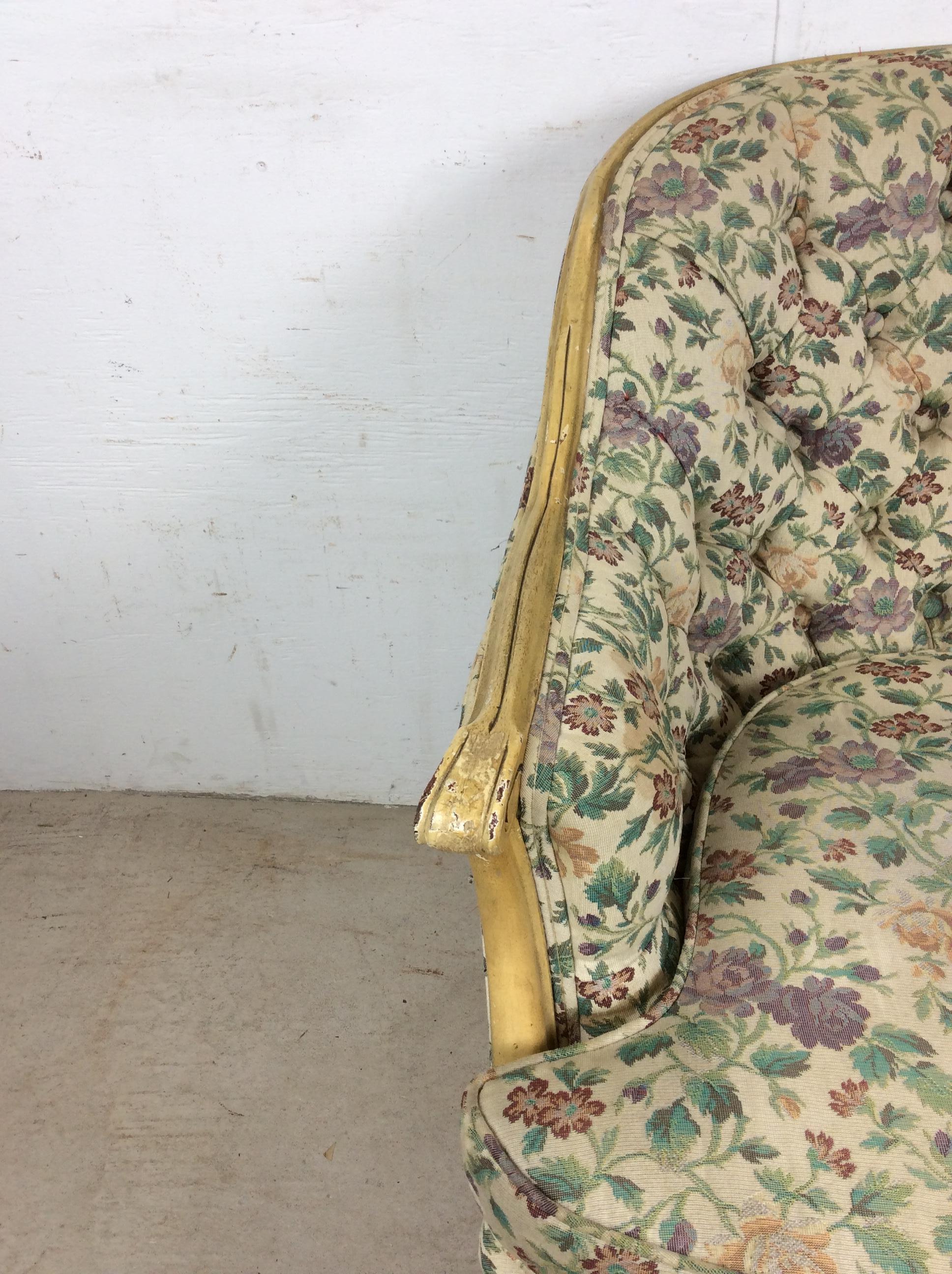 Vintage French Provincial Style Clubsessel mit getufteter Rückenlehne (amerikanisch) im Angebot