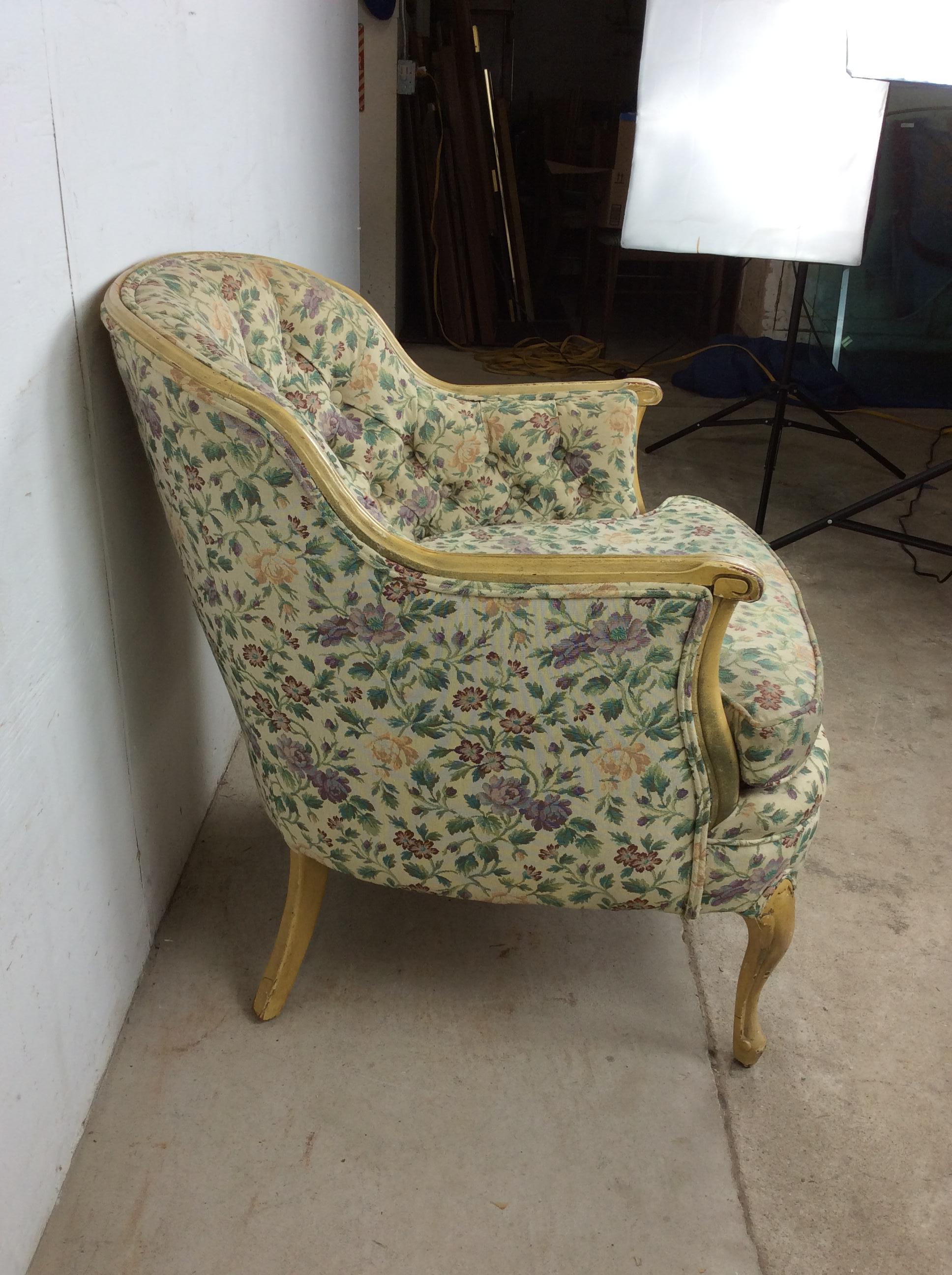 Vintage French Provincial Style Clubsessel mit getufteter Rückenlehne im Angebot 2