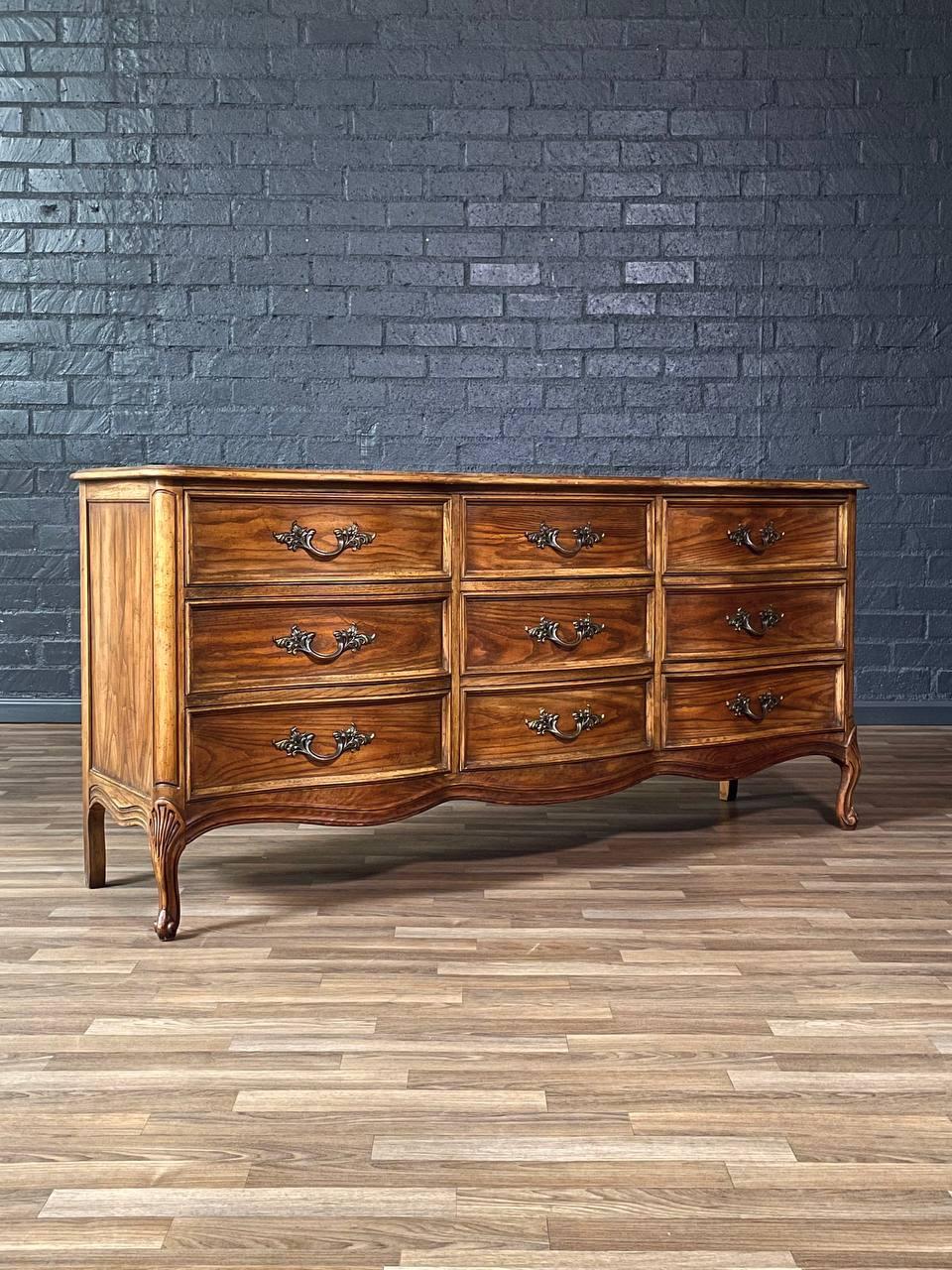 Condizioni: Condizioni originali d'epoca
Materiali: Oak, tiranti in ottone

Questa cassettiera vintage in stile provinciale francese 