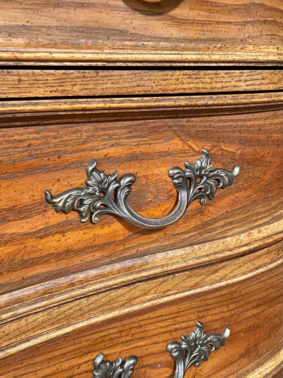 Cassettone vintage in stile provinciale francese 