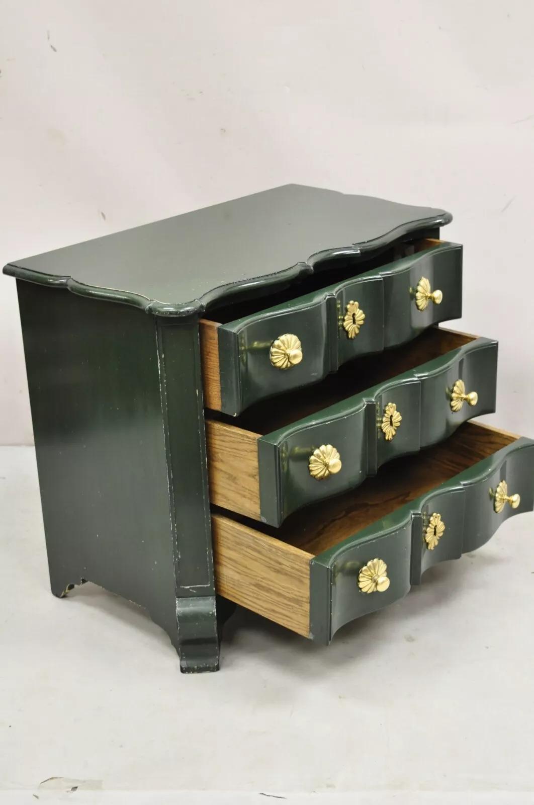 Vintage French Provincial Style Green Lacquer 3 Drawer Nightstand by Roundtree For Sale 5