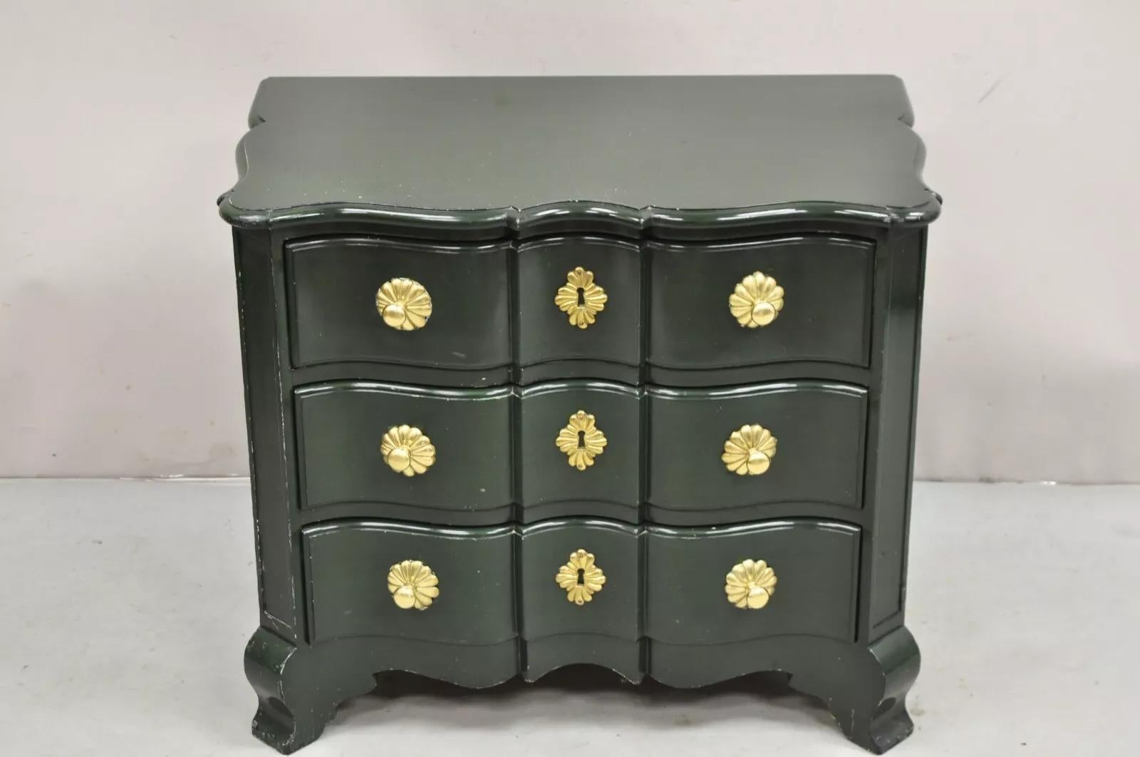 Vintage French Provincial Style Green Lacquer 3 Drawer Nightstand by Roundtree For Sale 7