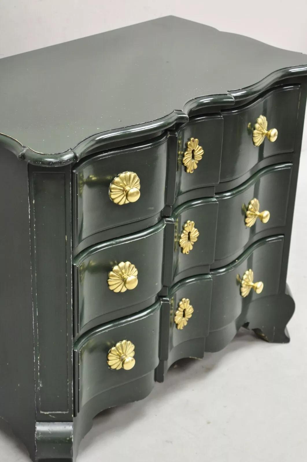Vintage French Provincial Style Green Lacquer 3 Drawer Nightstand by Roundtree In Good Condition For Sale In Philadelphia, PA