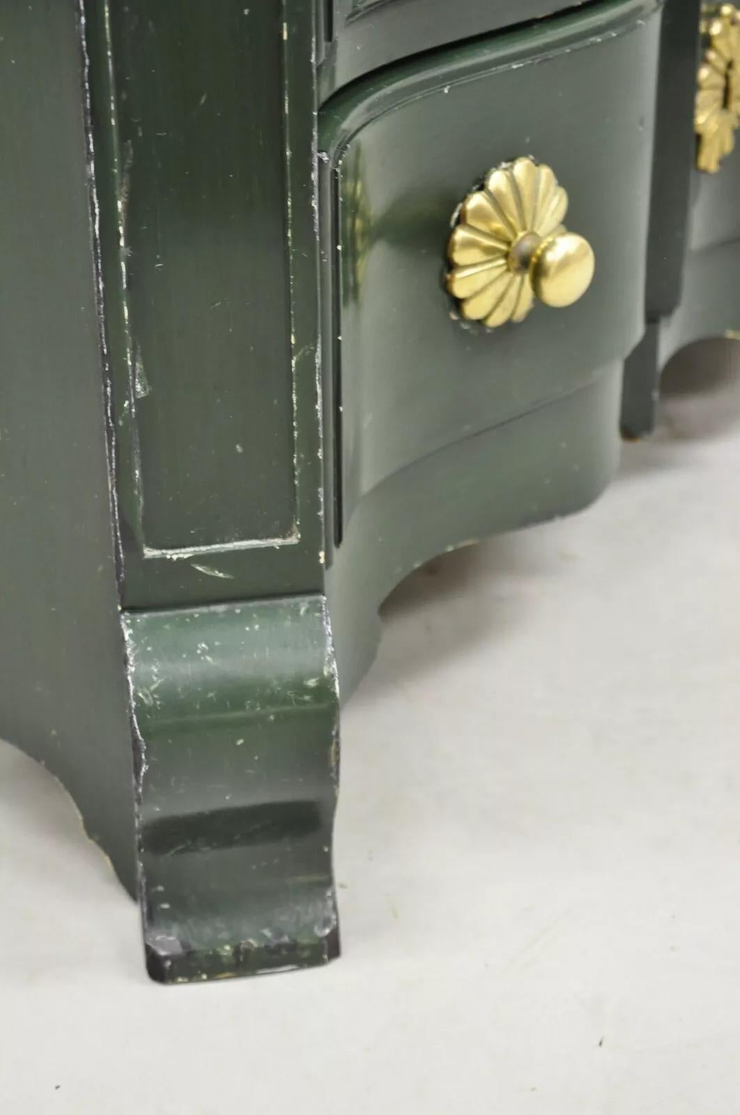 Vintage French Provincial Style Green Lacquer 3 Drawer Nightstand by Roundtree For Sale 4