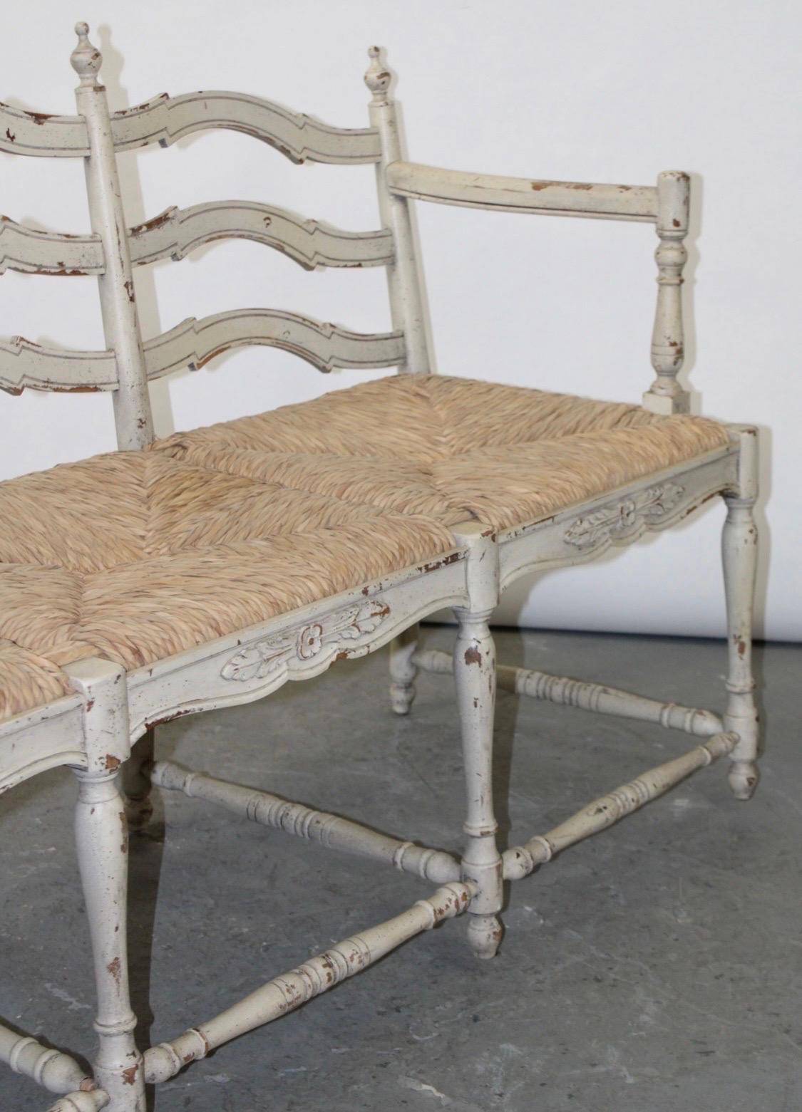 Un banc vintage peint de style provincial français avec une assise en rotin combine le charme et l'élégance du style campagnard français avec des matériaux naturels pour un look rustique et intemporel. Le banc se caractérise par un cadre en bois