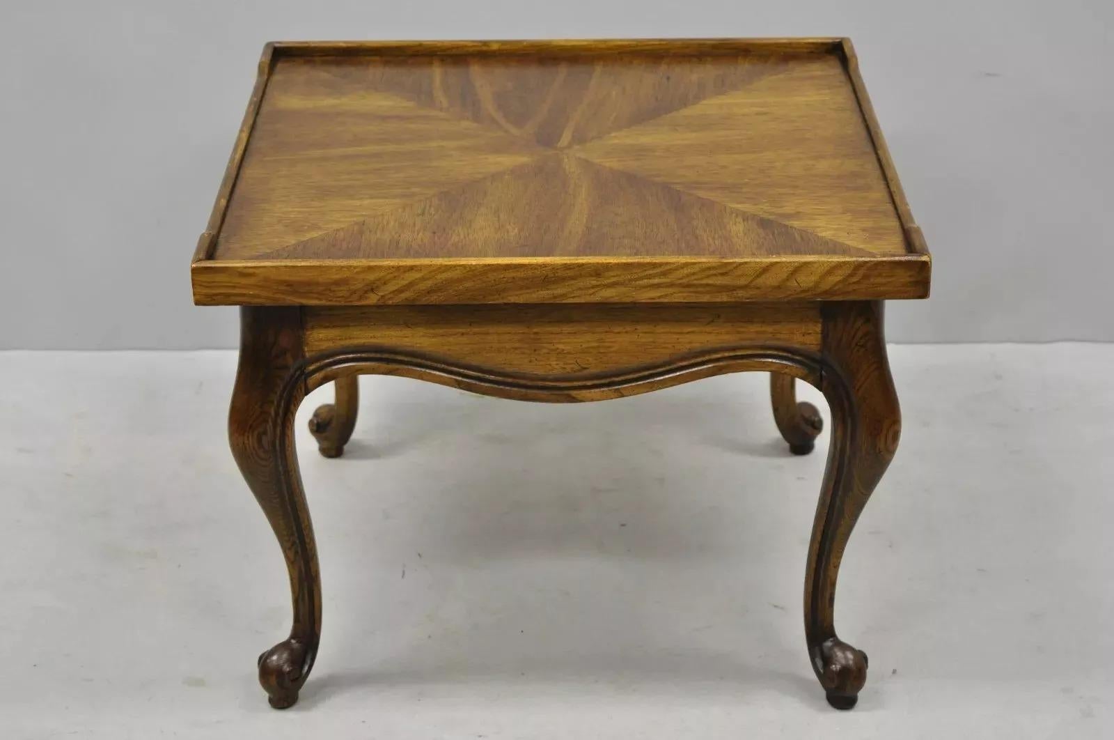 Vintage French Provincial Style Low Oak & Walnut Square Side Table. Artikel Merkmale Holzkonstruktion, schöne Holzmaserung, schön geschnitzte Details, Cabriole Beine, Qualität amerikanischer Handwerkskunst. Circa Mitte des 20. Jahrhunderts.