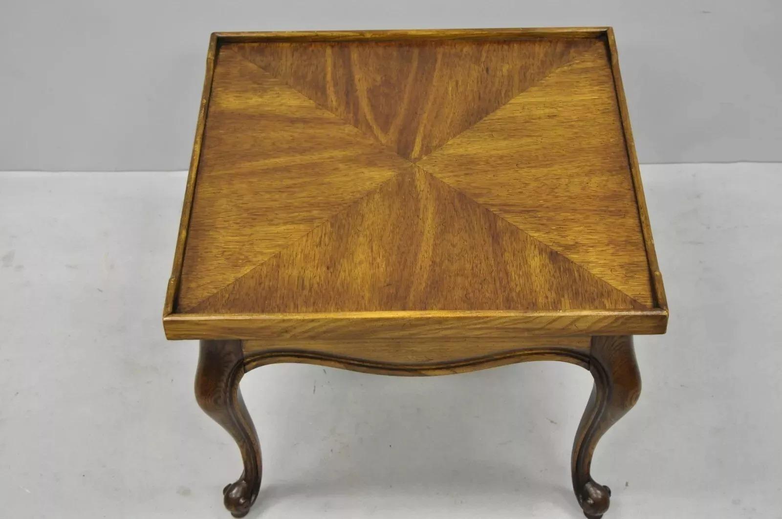 Niedriger quadratischer Beistelltisch aus Eiche und Nussbaum im französischen Landhausstil (Französische Provence) im Angebot