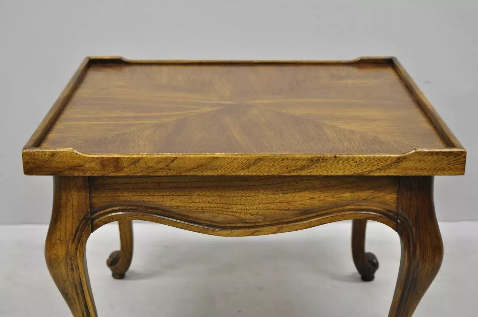 Niedriger quadratischer Beistelltisch aus Eiche und Nussbaum im französischen Landhausstil (Unbekannt) im Angebot