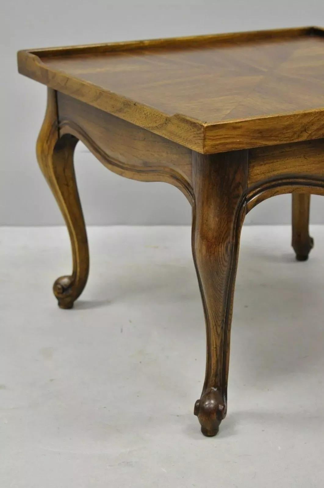 Niedriger quadratischer Beistelltisch aus Eiche und Nussbaum im französischen Landhausstil im Zustand „Gut“ im Angebot in Philadelphia, PA