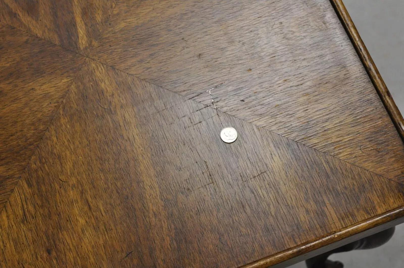 Niedriger quadratischer Beistelltisch aus Eiche und Nussbaum im französischen Landhausstil (20. Jahrhundert) im Angebot