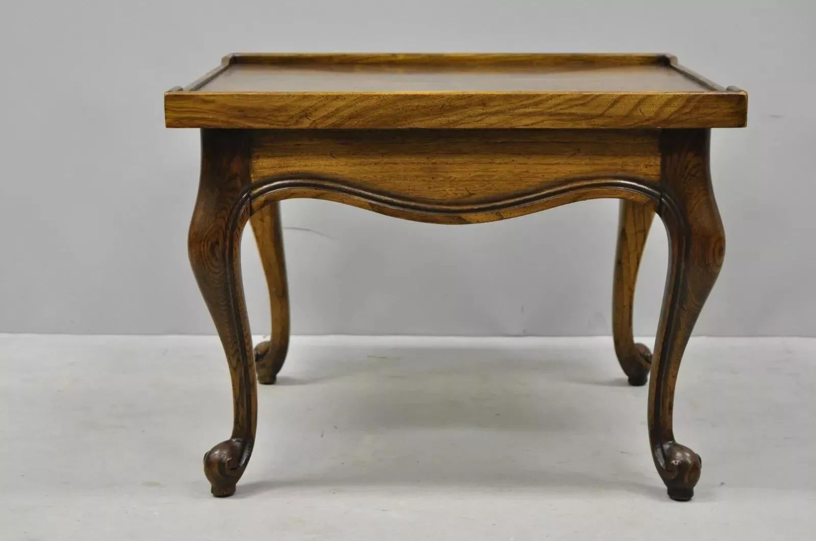 Niedriger quadratischer Beistelltisch aus Eiche und Nussbaum im französischen Landhausstil im Angebot 2