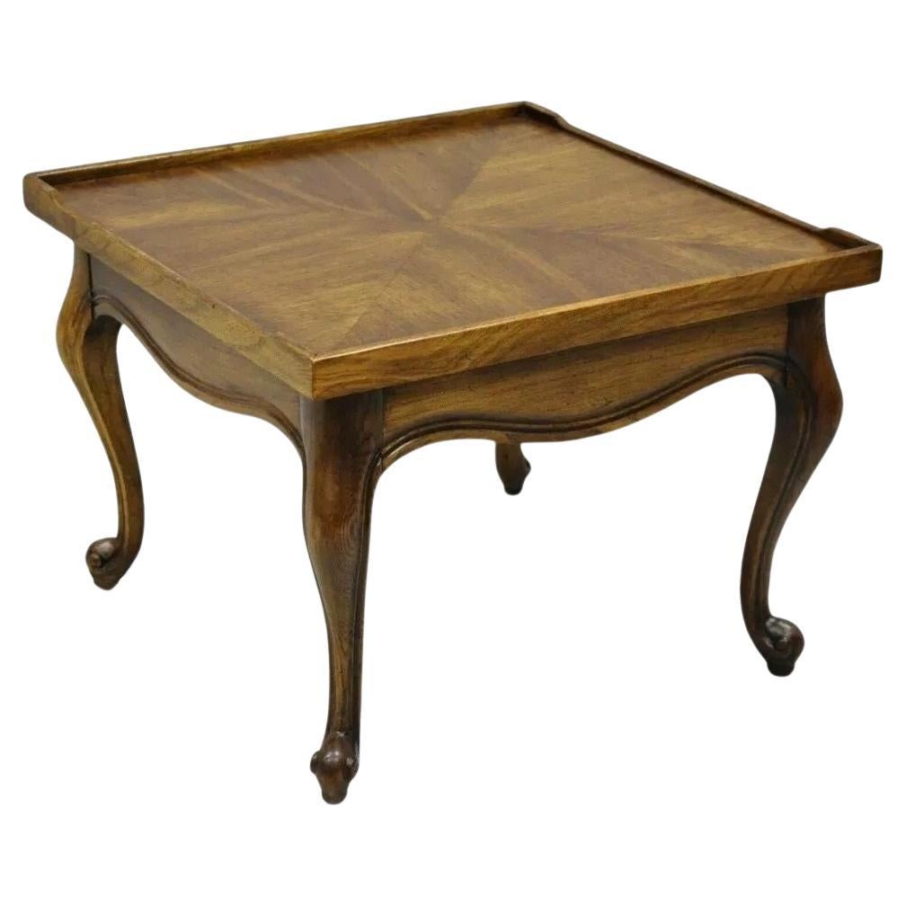 Niedriger quadratischer Beistelltisch aus Eiche und Nussbaum im französischen Landhausstil im Angebot