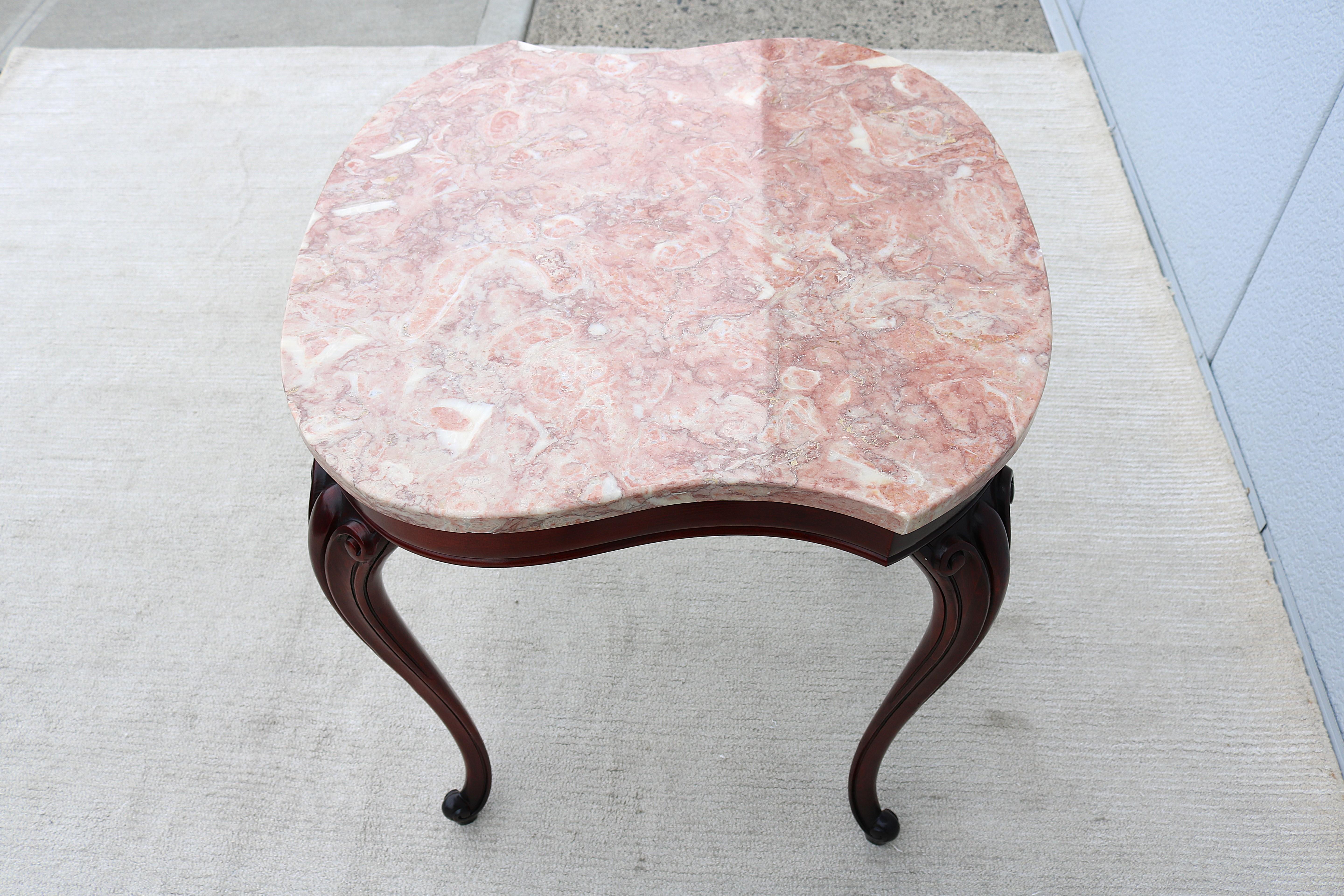 Tavolino alto in stile provinciale francese vintage in mogano e marmo rosa in vendita 2