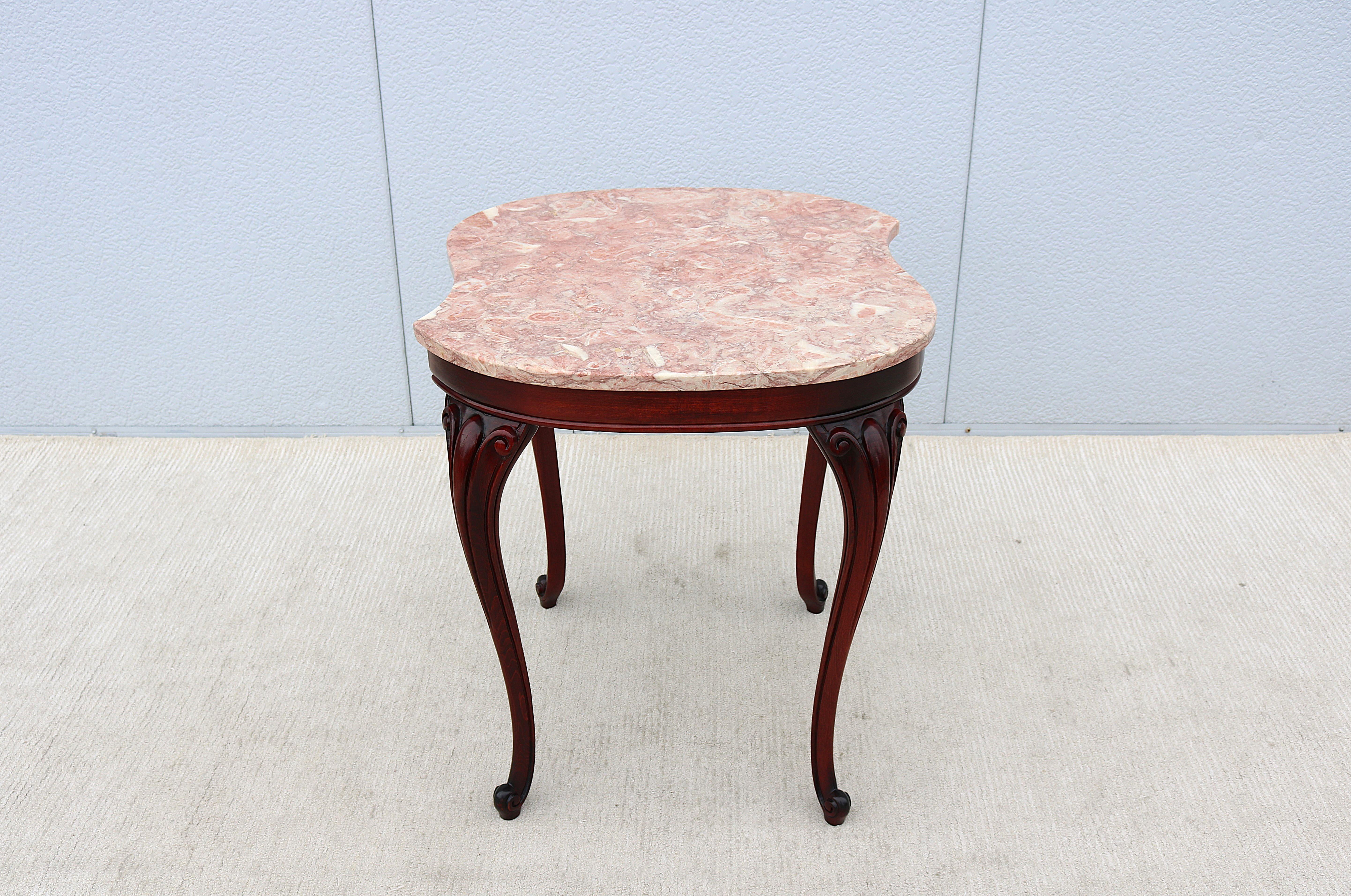 Stupendo e raro tavolino alto in mogano in stile provinciale francese d'epoca.
Uno stile classico, senza tempo e lussuoso, ispirato al design francese del XVIII e XIX secolo.
Questo splendido tavolo combina il lusso che desideri con la funzionalità
