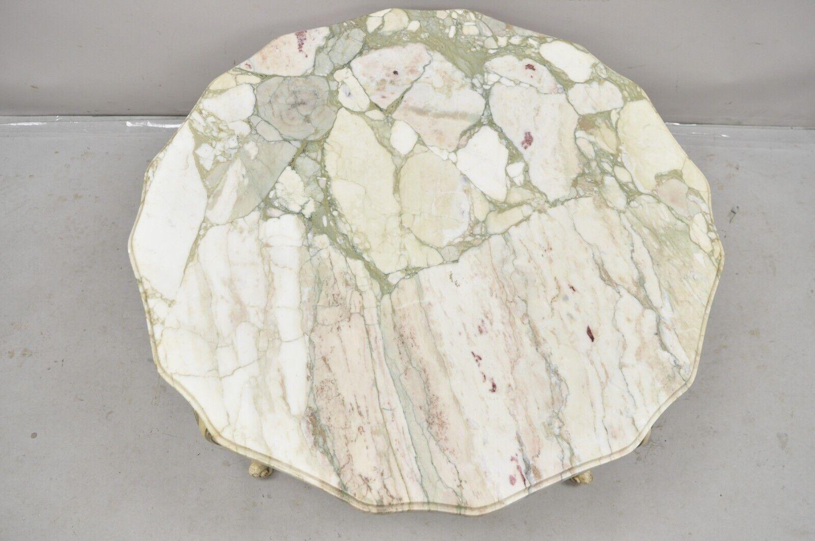 Provincial français Table basse ronde de style provincial français vintage avec plateau en marbre peint en crème en vente