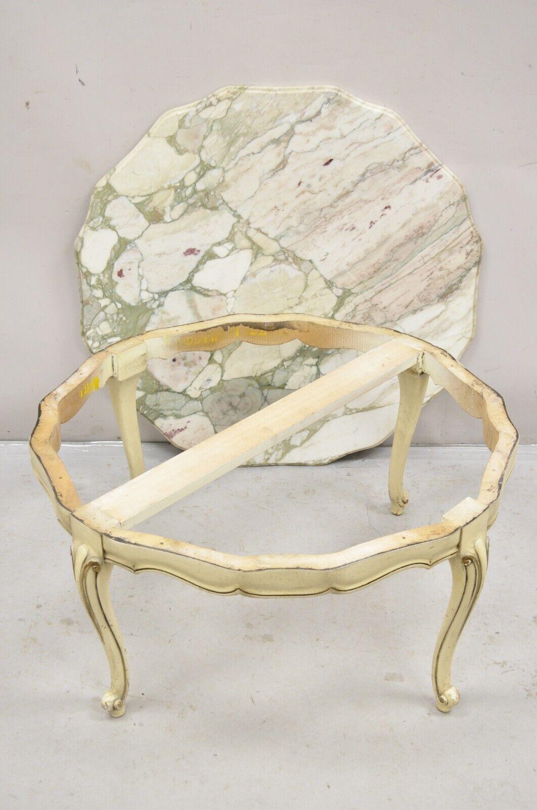 Table basse ronde de style provincial français vintage avec plateau en marbre peint en crème en vente 1