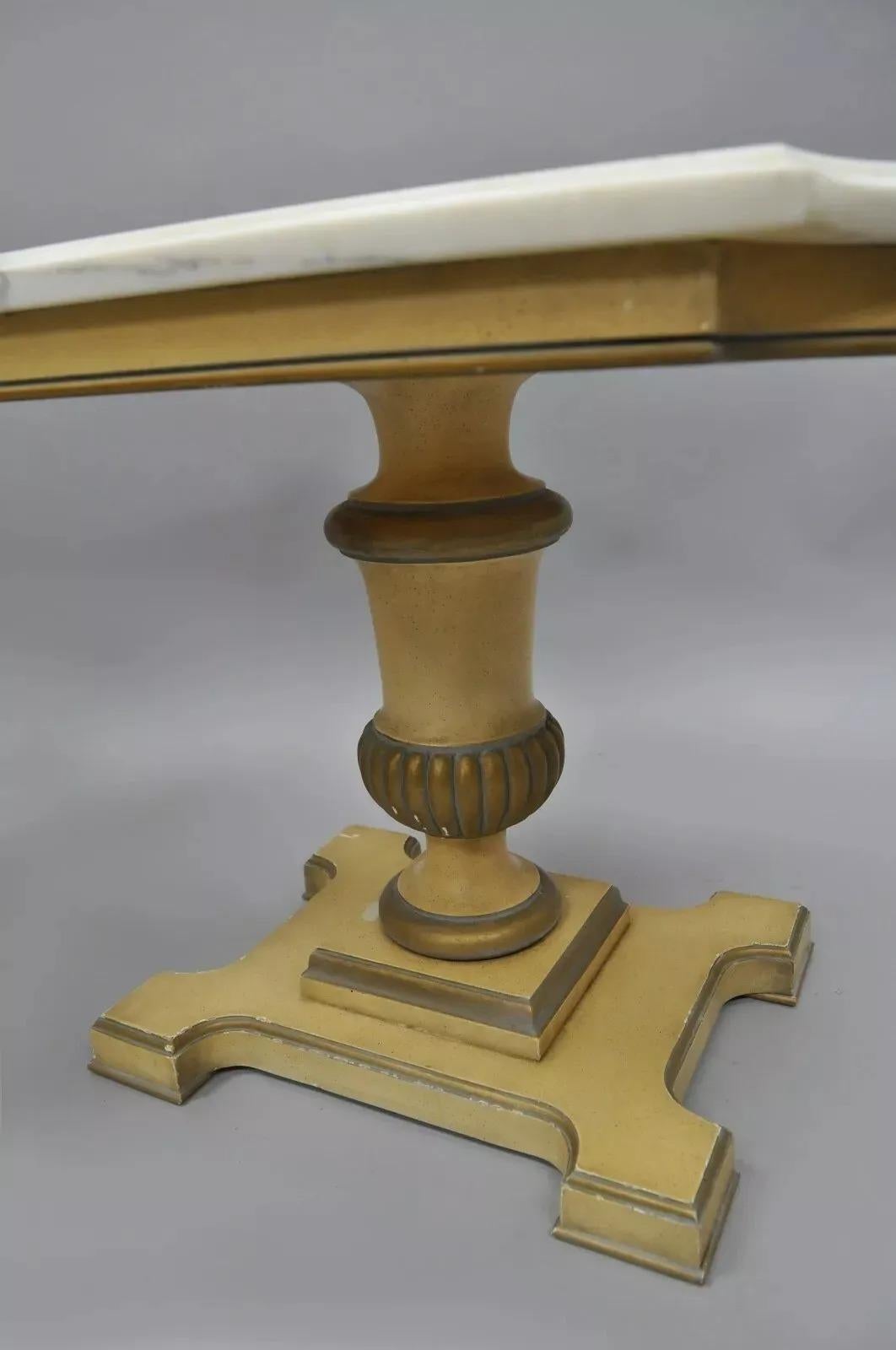 Sconosciuto Tavolini con base a urna in legno con piano in marmo in stile provinciale francese d'epoca - una coppia in vendita