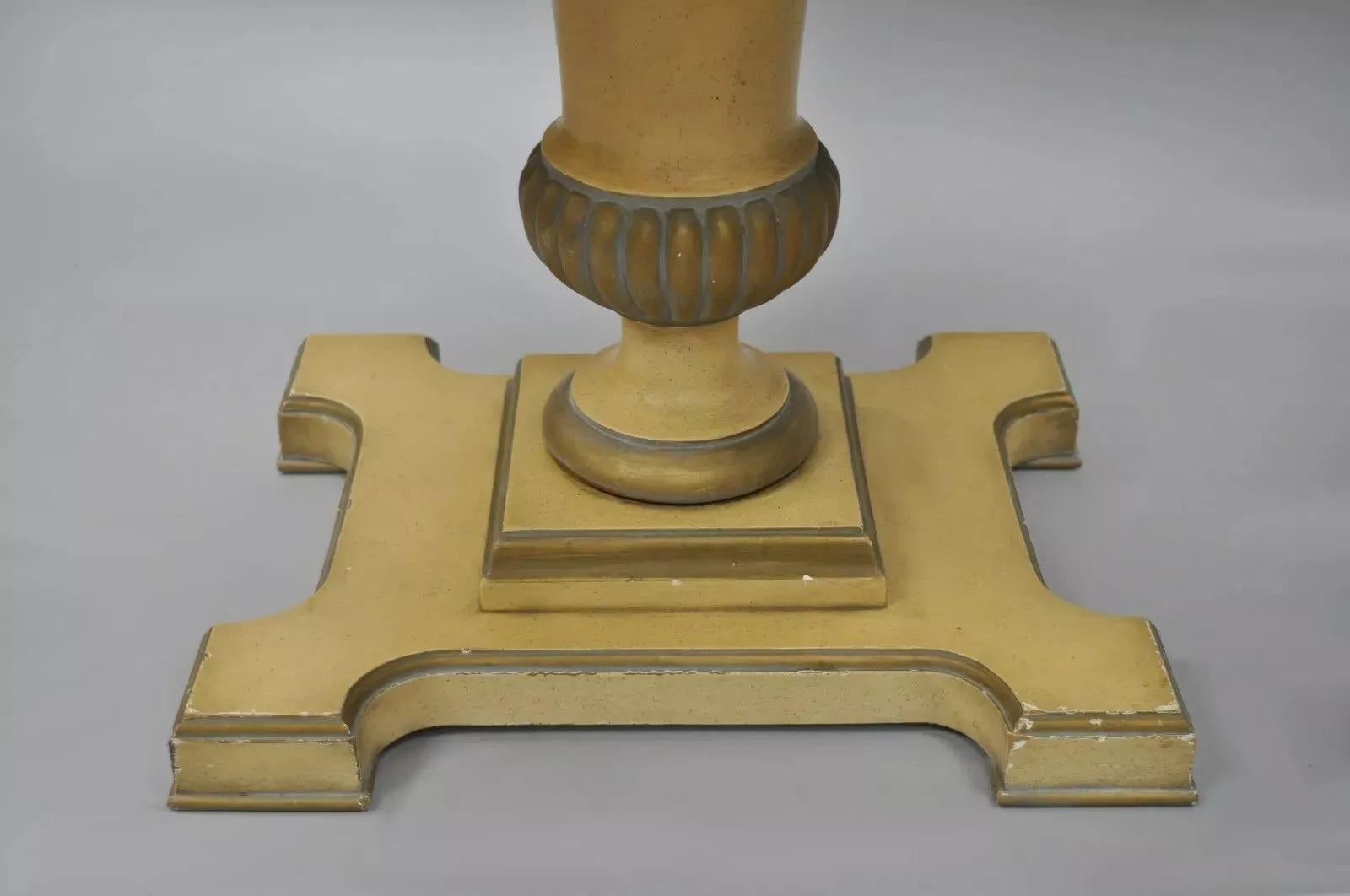 Tavolini con base a urna in legno con piano in marmo in stile provinciale francese d'epoca - una coppia In condizioni buone in vendita a Philadelphia, PA