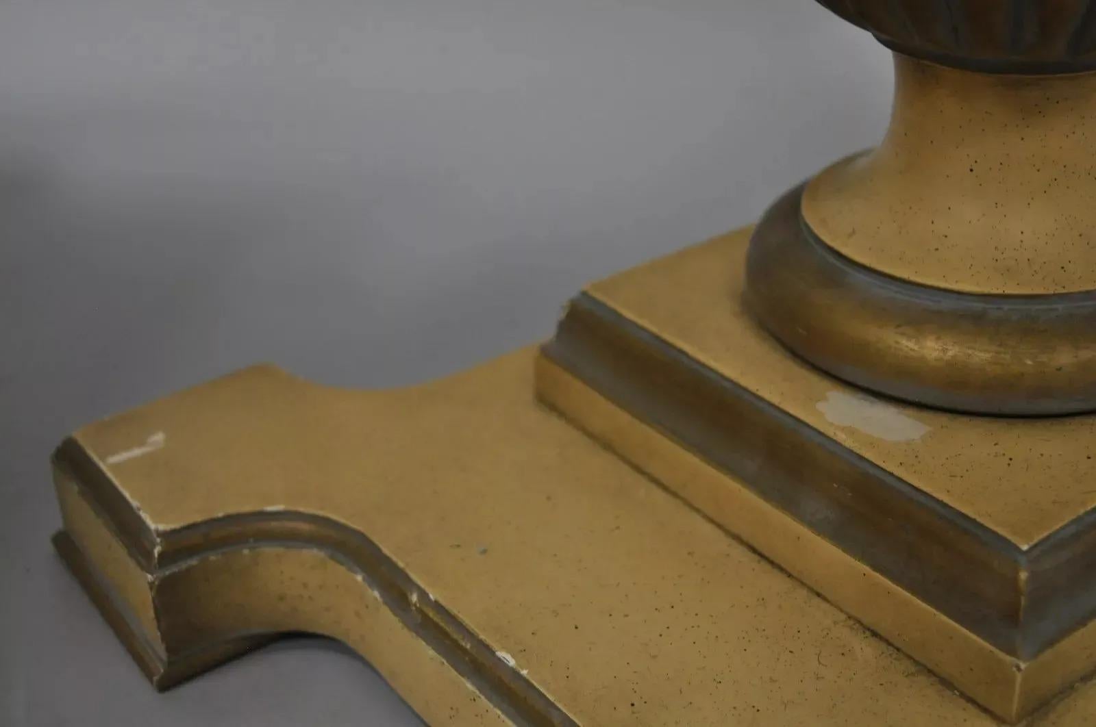 XX secolo Tavolini con base a urna in legno con piano in marmo in stile provinciale francese d'epoca - una coppia in vendita