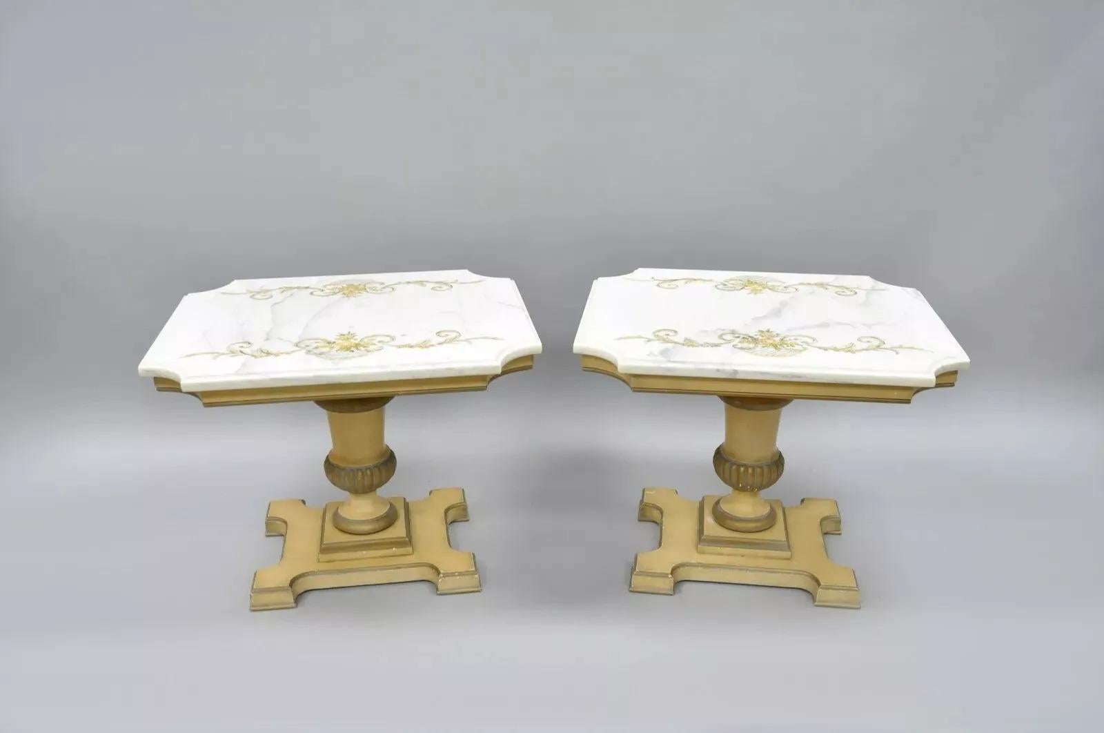 Tavolini con base a urna in legno con piano in marmo in stile provinciale francese d'epoca - una coppia in vendita 2