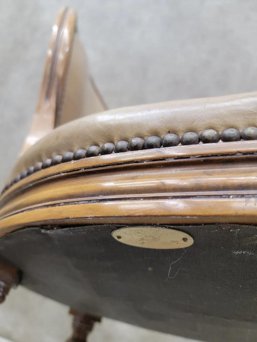 Vintage French Provincial Style Medallion Chairs By Baker In Leather, set of 4 In Good Condition For Sale In Chicago, IL