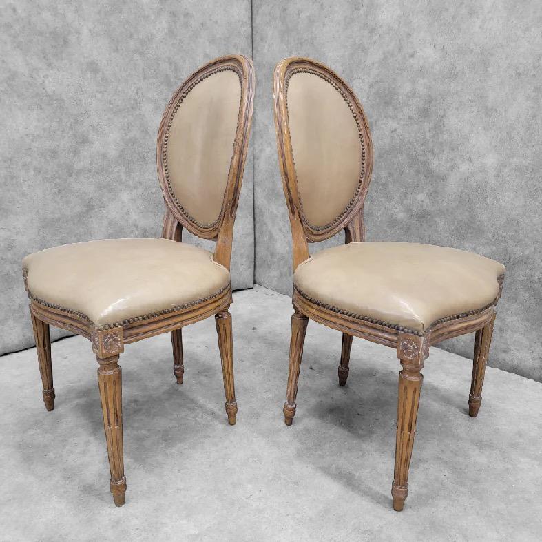 20th Century Vintage French Provincial Style Medallion Chairs By Baker In Leather, set of 4 For Sale